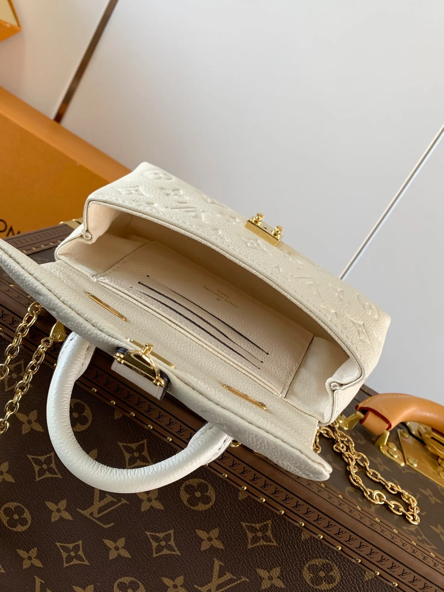 💰840 (top layer leather) top original order, transcoding chip M12145 white M12144 black M12211 blue customized first layer cowhide, steel buckle This Nano Madeleine handbag uses Monogram Empreinte leather to interpret the pocket version of the Madeleine handbag, with a classic S-lock buckle and a detachable chain embellished with the LV Circle logo. Plenty of space to accommodate daily needs, suitable for hand-held, shoulder or cross-body wear.  12.5 x 6 x 21 cm (H x W x L) Soft-grained cowhide Leather trim Textile lining Metal hardware Patch pocket with card compartment Organ compartment S-lock Chain: Z06 Chain half length: 56.0 cm Handle: Single handle This product is made in one of France, Spain, Italy and the United States