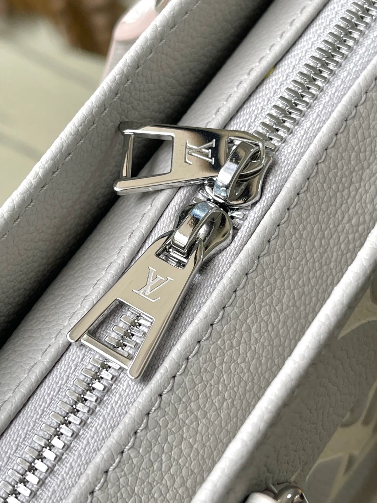 💰1040 (top-grain leather) top original order M14213 This OnTheGo East West handbag is from the LVMilky Way series. The iconic Monogram Empreinte leather is dyed in seasonal colors, complementing the shiny metal parts and detachable braided chain. The inner and outer compartments can store daily needs in an orderly manner. The compact structure is easy to carry in a variety of ways. Dimensions: 25 × 13 × 10 cm