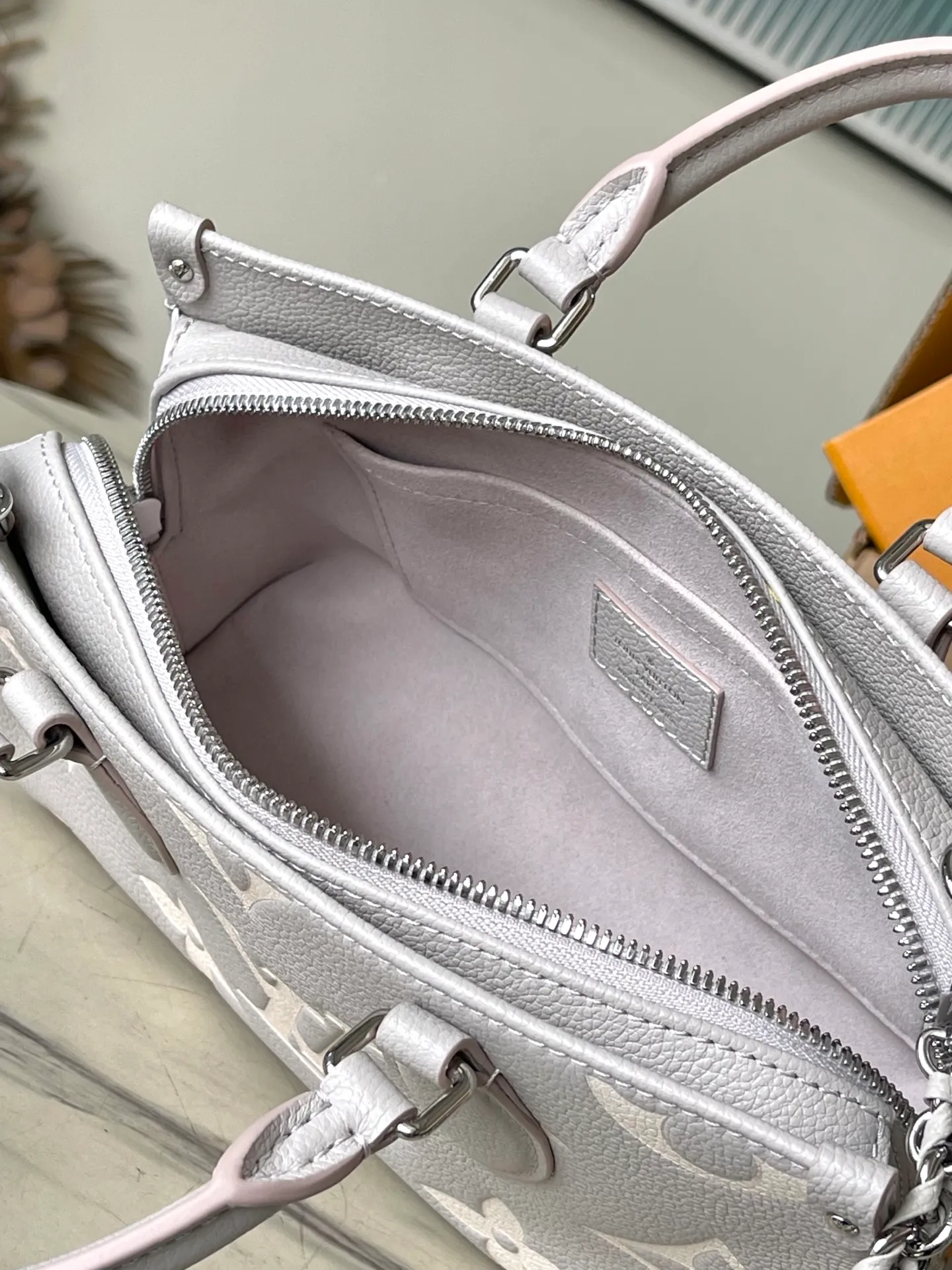 💰1040 (top-grain leather) top original order M14213 This OnTheGo East West handbag is from the LVMilky Way series. The iconic Monogram Empreinte leather is dyed in seasonal colors, complementing the shiny metal parts and detachable braided chain. The inner and outer compartments can store daily needs in an orderly manner. The compact structure is easy to carry in a variety of ways. Dimensions: 25 × 13 × 10 cm