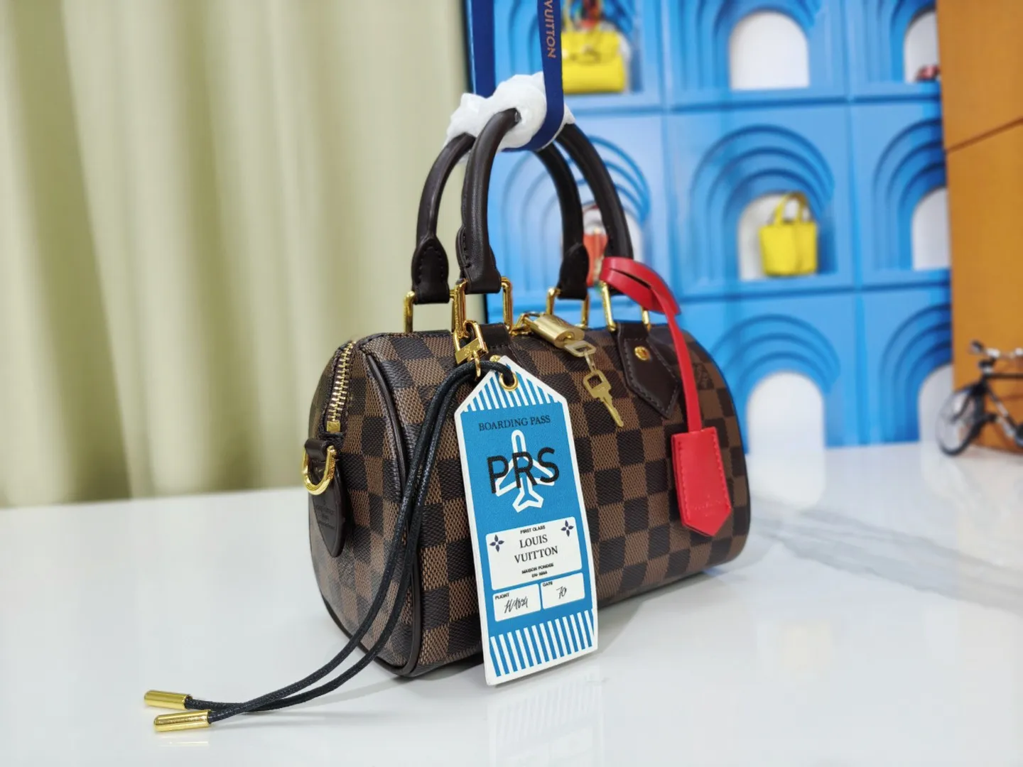 P230💰 M46222.M46234.M45957.M45948Presbyopia This Speedy Bandoulière 20 handbag is made of Monogram canvas, cow leather trim and fabric lining. It continues the classic design of Louis Vuitton Speedy travel bag in a compact size. It is equipped with rolled leather handles and a detachable and adjustable fabric shoulder strap embellished with the brand's logo texture. Detailed features 20.5 x 13.5 x 12 cm (length x height x width)