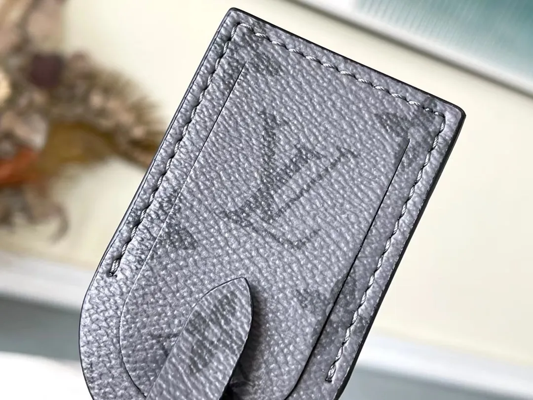 💰860 Top-quality original M45936 Keepal travel bag condenses the classic configuration to create this trendy urban handbag. The side design features a playful flip-effect Monogram pattern, a subtle nod to the 2018 Kim Jones Upside Down collection. The Monogram Eclipse canvas bag has a detachable shoulder strap, making it easy to carry your daily needs. Dimensions: 27 x 17 x 13 cm