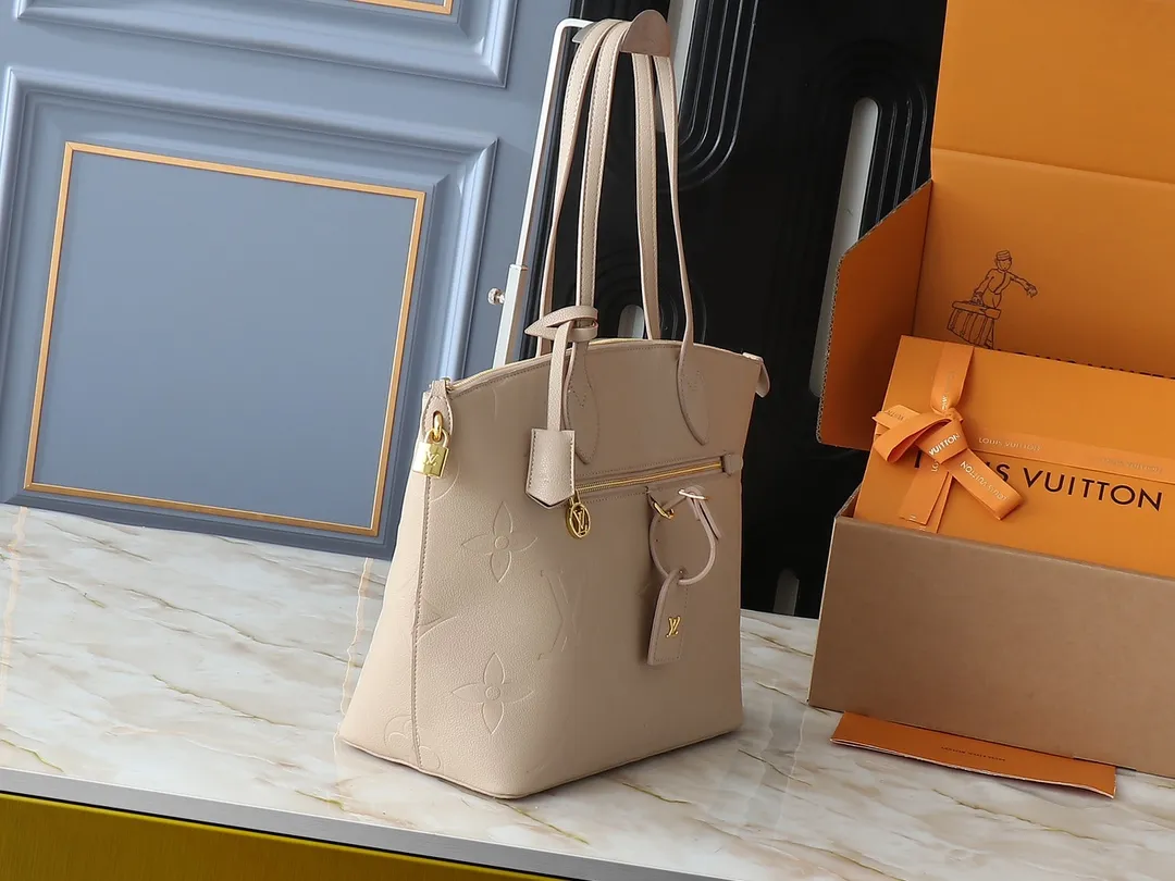 💰280💰Upgraded from the original 44888 CarryAll handbag, it is made of Monogram Empreinte embossed leather. It has a generous structure and a neat inner layer. The large inner bag adds functional elements. Comes with a Monogram embossed zipper clutch secured by a leather strap. A personal companion for urban life. Dimensions: Length 34 Height 30 Width 15