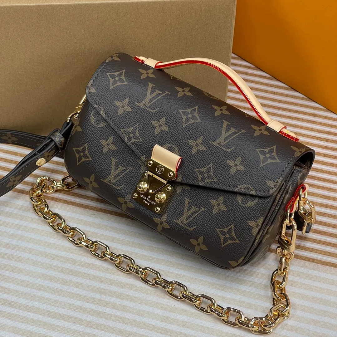 [Upgraded version] P660🐶Upgraded version. High quality. Semi-steel hardware. Comes with complete packaging ❣️M46279🐶POCHETTE MÉTIS EAST WEST handbag Pochette Métis East West handbag is made of Monogram canvas, cow leather trim and S-lock lock. While continuing the classic elements, it also has modern details such as a short chain on the shoulder. Generously constructed with compartments, zippered interior and exterior pockets to easily store your iPhone 13. Dimensions: 21.5 x 13.5 x 6 cm