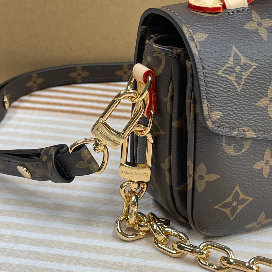 [Upgraded version] P660🐶Upgraded version. High quality. Semi-steel hardware. Comes with complete packaging ❣️M46279🐶POCHETTE MÉTIS EAST WEST handbag Pochette Métis East West handbag is made of Monogram canvas, cow leather trim and S-lock lock. While continuing the classic elements, it also has modern details such as a short chain on the shoulder. Generously constructed with compartments, zippered interior and exterior pockets to easily store your iPhone 13. Dimensions: 21.5 x 13.5 x 6 cm