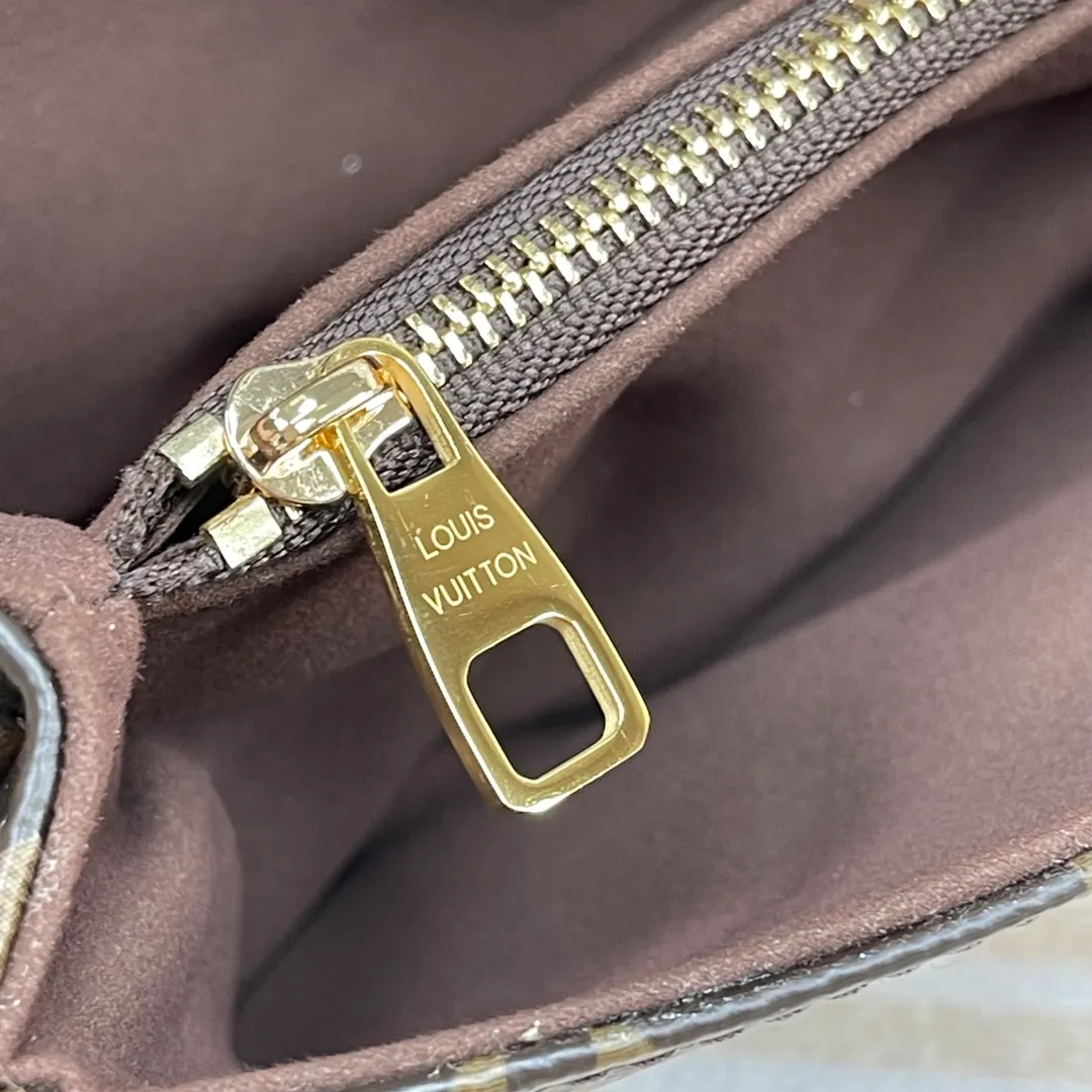 [Upgraded version] P660🐶Upgraded version. High quality. Semi-steel hardware. Comes with complete packaging ❣️M46279🐶POCHETTE MÉTIS EAST WEST handbag Pochette Métis East West handbag is made of Monogram canvas, cow leather trim and S-lock lock. While continuing the classic elements, it also has modern details such as a short chain on the shoulder. Generously constructed with compartments, zippered interior and exterior pockets to easily store your iPhone 13. Dimensions: 21.5 x 13.5 x 6 cm