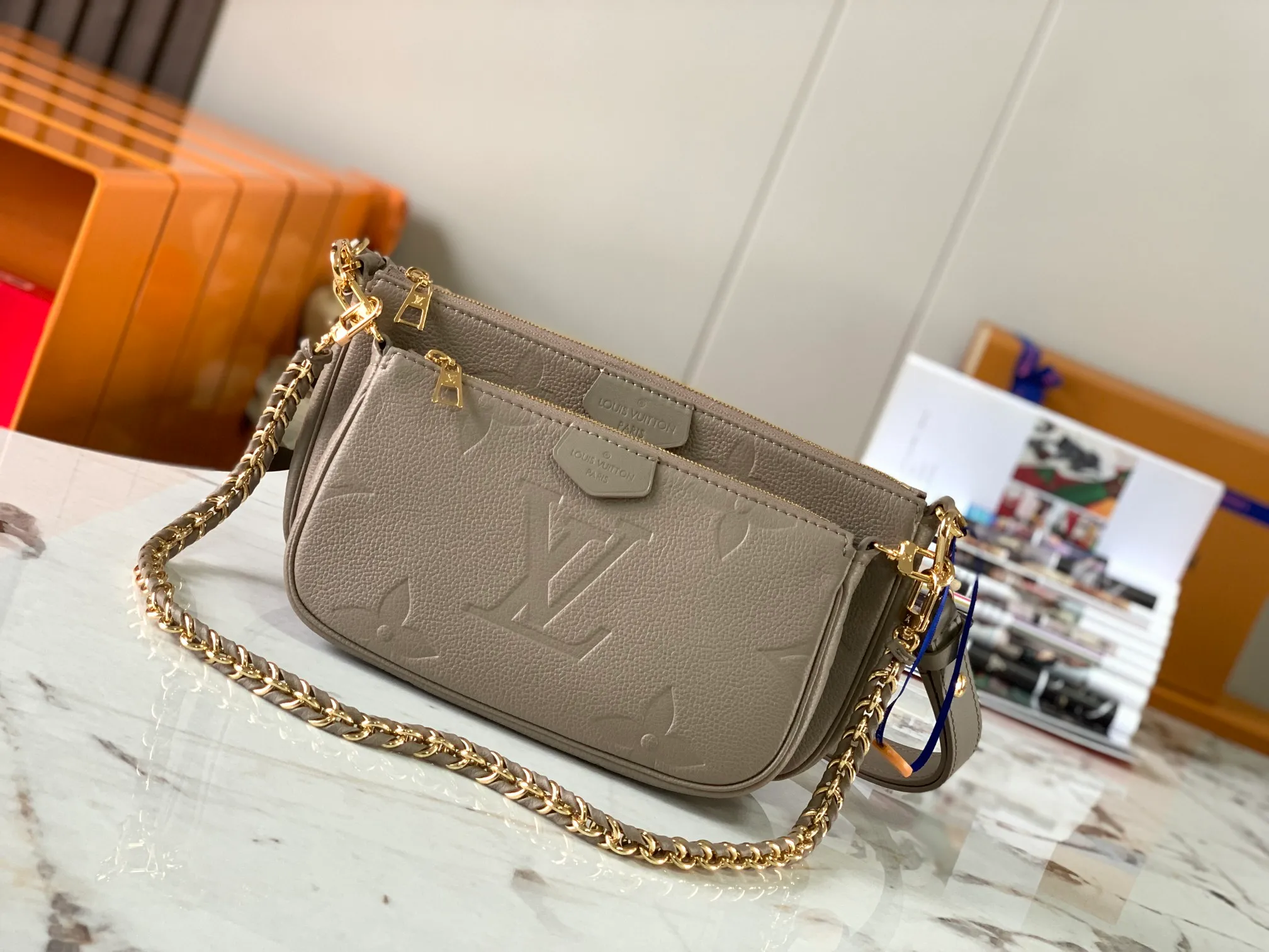 P1960 [Special quality original leather, all steel hardware 💋 M80399 elephant gray] This Multi Pochette Accessoires crossbody bag is made of Monogram Empreinte leather to create a two-in-one design. Its clutch, chain and leather shoulder strap are all detachable. The oversized Monogram embossing on the front complements the classic Monogram pattern on the gusset. Detailed features 25 x 14.5 x 4.5 cm (length x height x width)