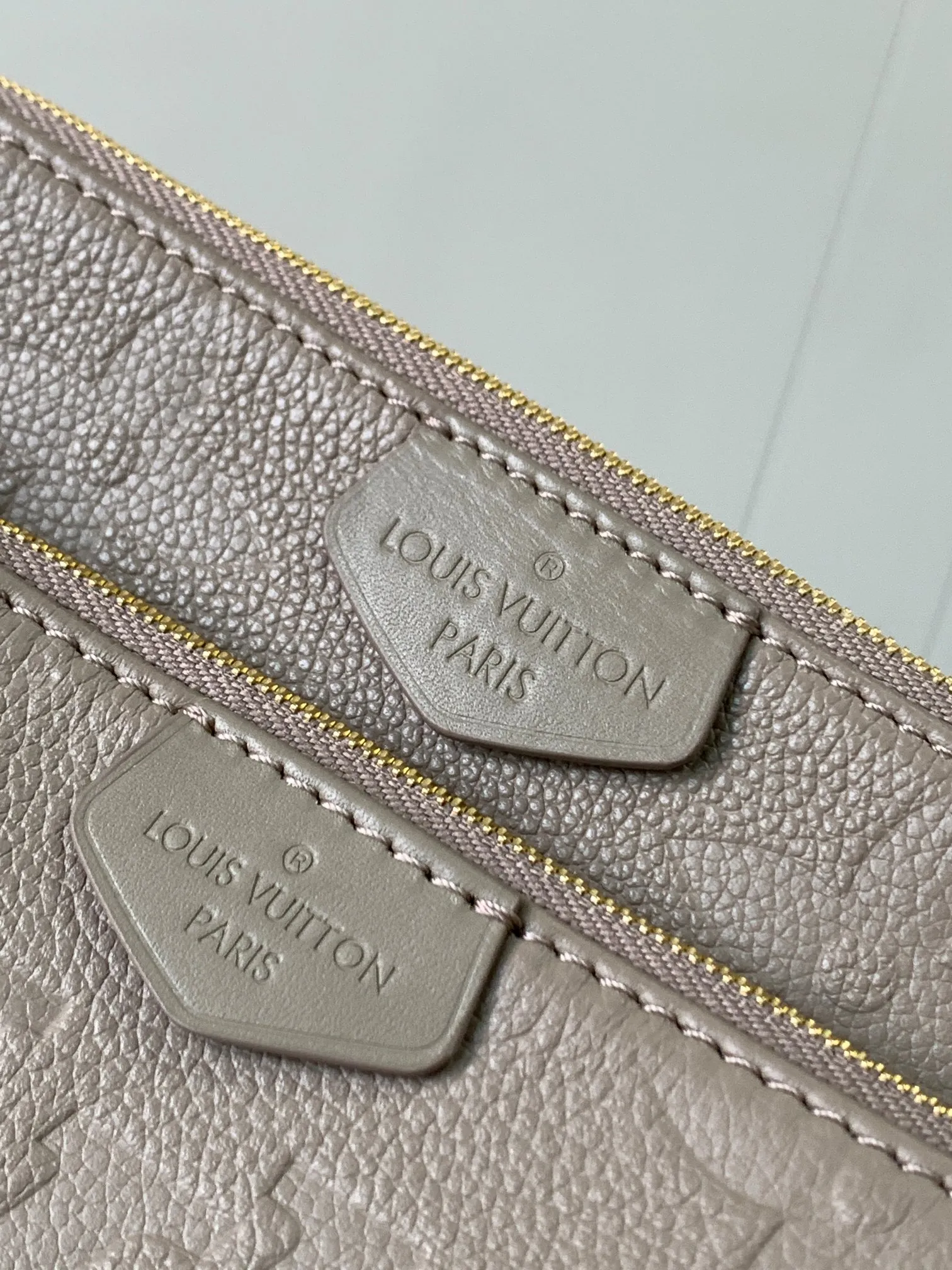P1960 [Special quality original leather, all steel hardware 💋 M80399 elephant gray] This Multi Pochette Accessoires crossbody bag is made of Monogram Empreinte leather to create a two-in-one design. Its clutch, chain and leather shoulder strap are all detachable. The oversized Monogram embossing on the front complements the classic Monogram pattern on the gusset. Detailed features 25 x 14.5 x 4.5 cm (length x height x width)