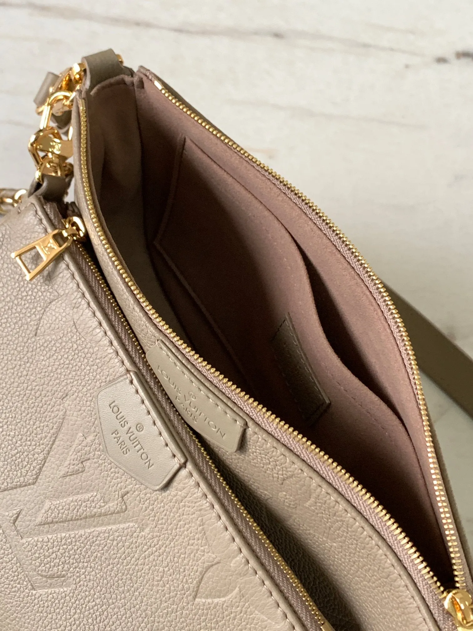 P1960 [Special quality original leather, all steel hardware 💋 M80399 elephant gray] This Multi Pochette Accessoires crossbody bag is made of Monogram Empreinte leather to create a two-in-one design. Its clutch, chain and leather shoulder strap are all detachable. The oversized Monogram embossing on the front complements the classic Monogram pattern on the gusset. Detailed features 25 x 14.5 x 4.5 cm (length x height x width)