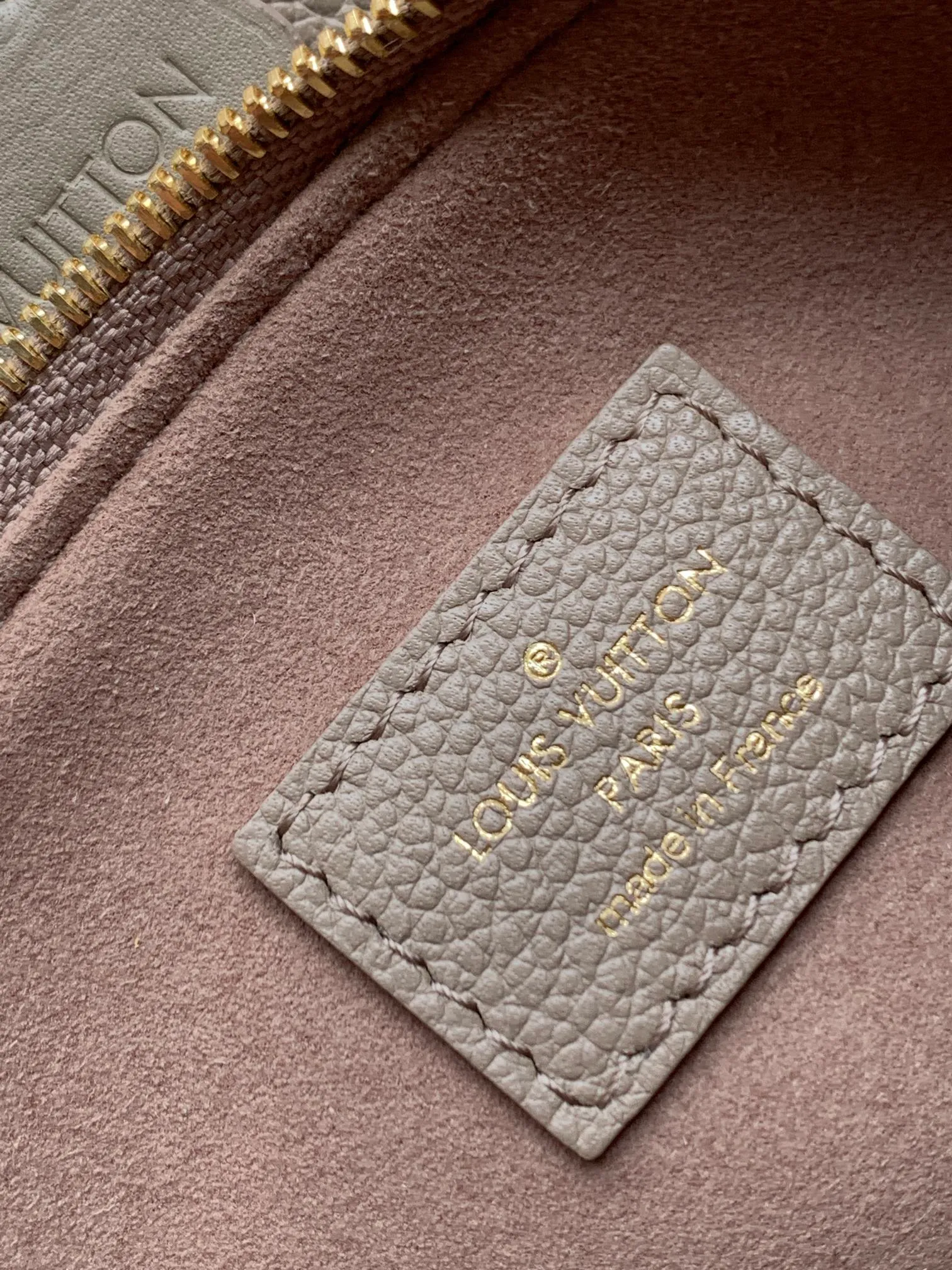 P1960 [Special quality original leather, all steel hardware 💋 M80399 elephant gray] This Multi Pochette Accessoires crossbody bag is made of Monogram Empreinte leather to create a two-in-one design. Its clutch, chain and leather shoulder strap are all detachable. The oversized Monogram embossing on the front complements the classic Monogram pattern on the gusset. Detailed features 25 x 14.5 x 4.5 cm (length x height x width)