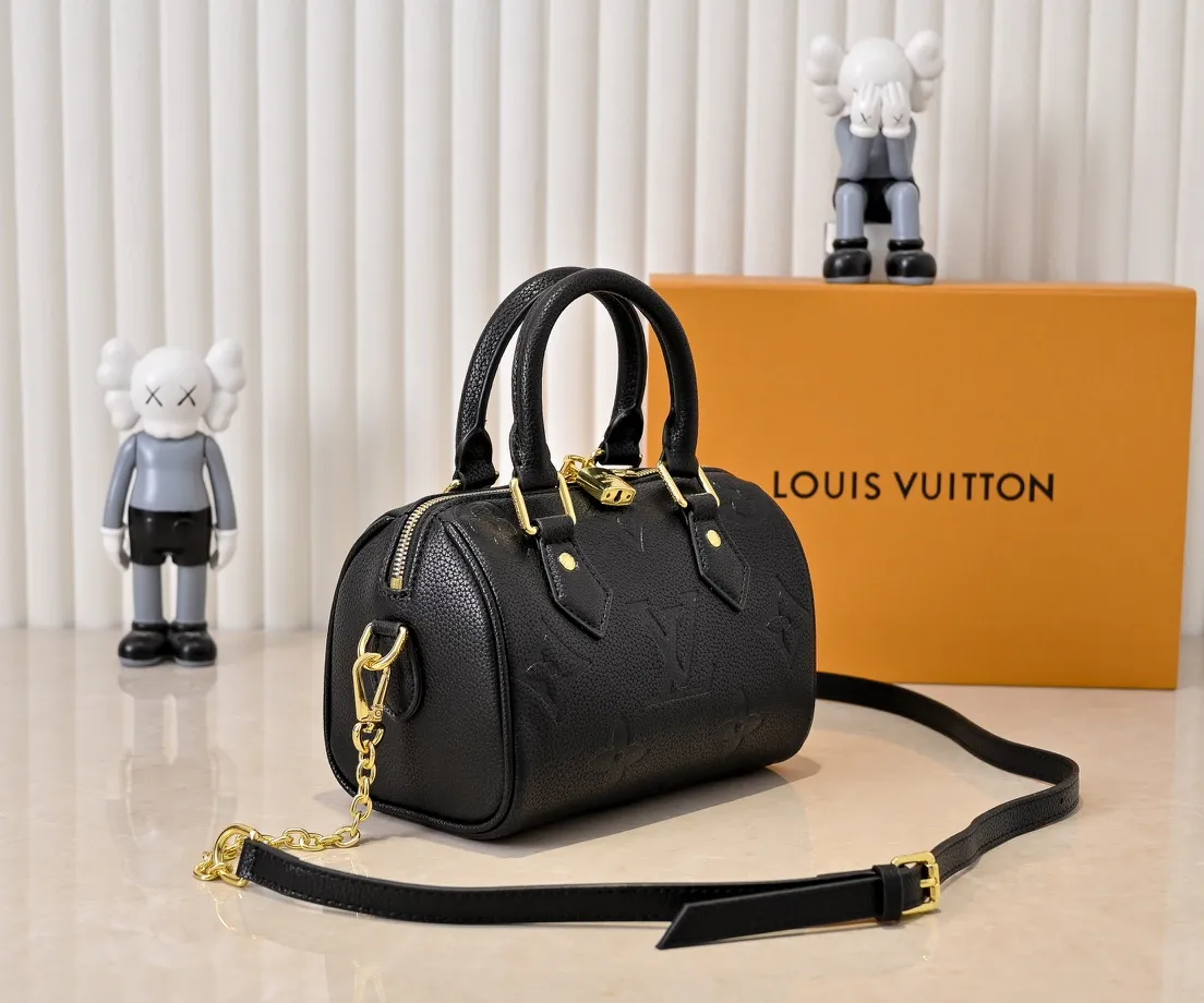 💰260💰Upgraded from the original M46397 M46575 M58953 black Speedy Bandoulière 20 handbag made of pearlescent Monogram Empreinte leather and decorated with an oversized Monogram pattern. The clean silhouette, Toron handles and engraved padlock remain true to the brand, while the detachable leather chain strap allows for shoulder or cross-body wear. Dimensions: 20.5 x 13.5 x 12 cm