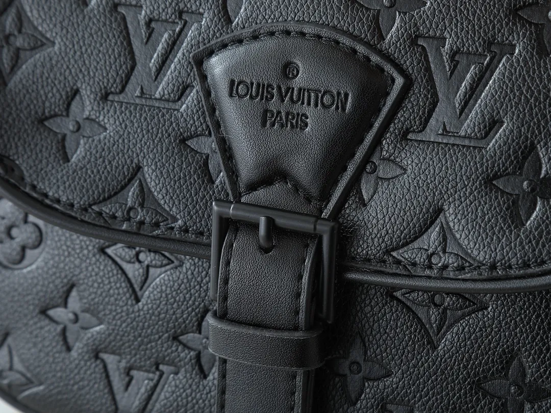 💰240💰Upgraded original M47060 presbyopic embossed men's messenger bag series MONTSOURIS small messenger bag This Montsouris small messenger bag is made of Monogram Macassar coated canvas to create ample space, making it a good choice for daily travel. The retro structure and leather shoulder strap can also be easily worn in formal occasions. Dimensions: 20 x 17 x 7 cm