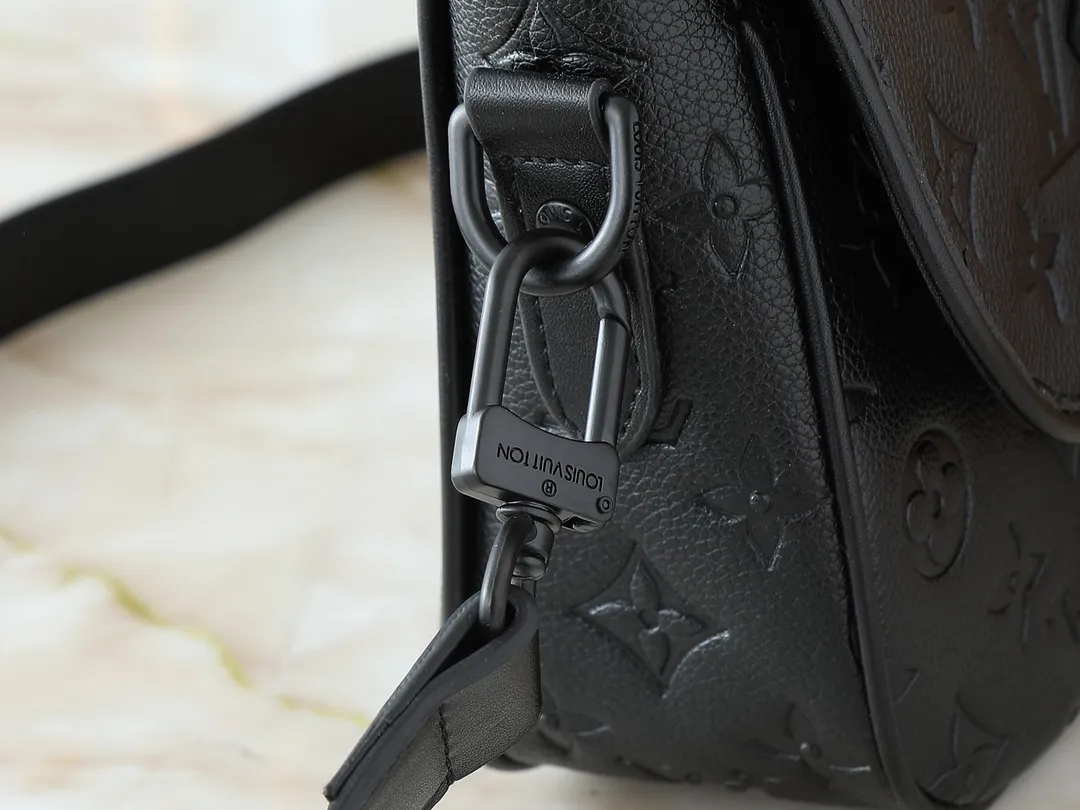 💰240💰Upgraded original M47060 presbyopic embossed men's messenger bag series MONTSOURIS small messenger bag This Montsouris small messenger bag is made of Monogram Macassar coated canvas to create ample space, making it a good choice for daily travel. The retro structure and leather shoulder strap can also be easily worn in formal occasions. Dimensions: 20 x 17 x 7 cm