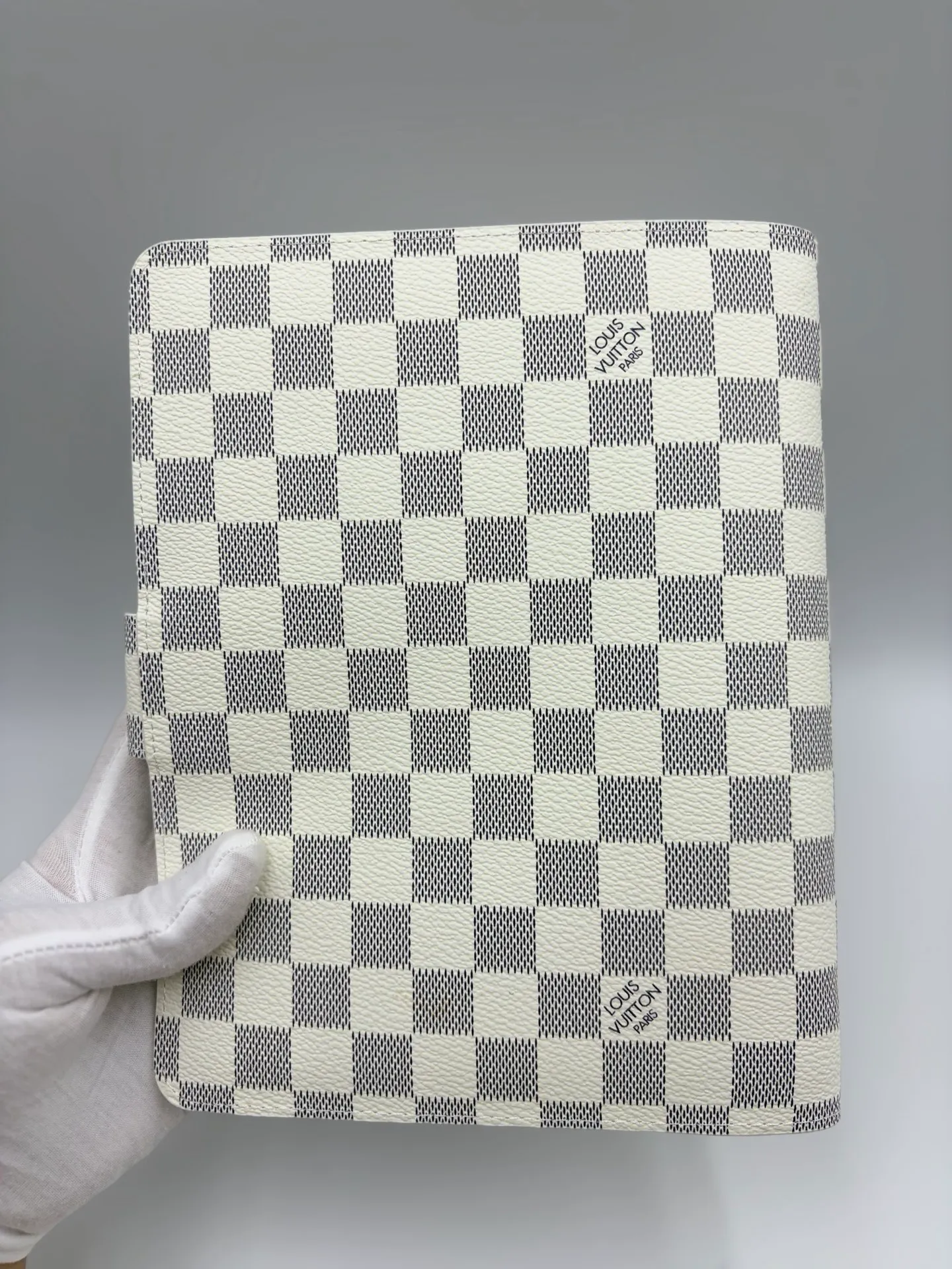 2026 hot model shipped, model M20002❤️This small notepad cover is made of Monogram canvas, can hold three credit cards, and can also be used as an address book, notebook or calendar. 18 x 23 cm (Length x Height) - Epi leather embossed with delicate LV initials and interlaced textured leather lining - Button closure - Six-ring binder with three rings in a set, six credit card slots and two internal compartments - Notepad insert available separately 👉