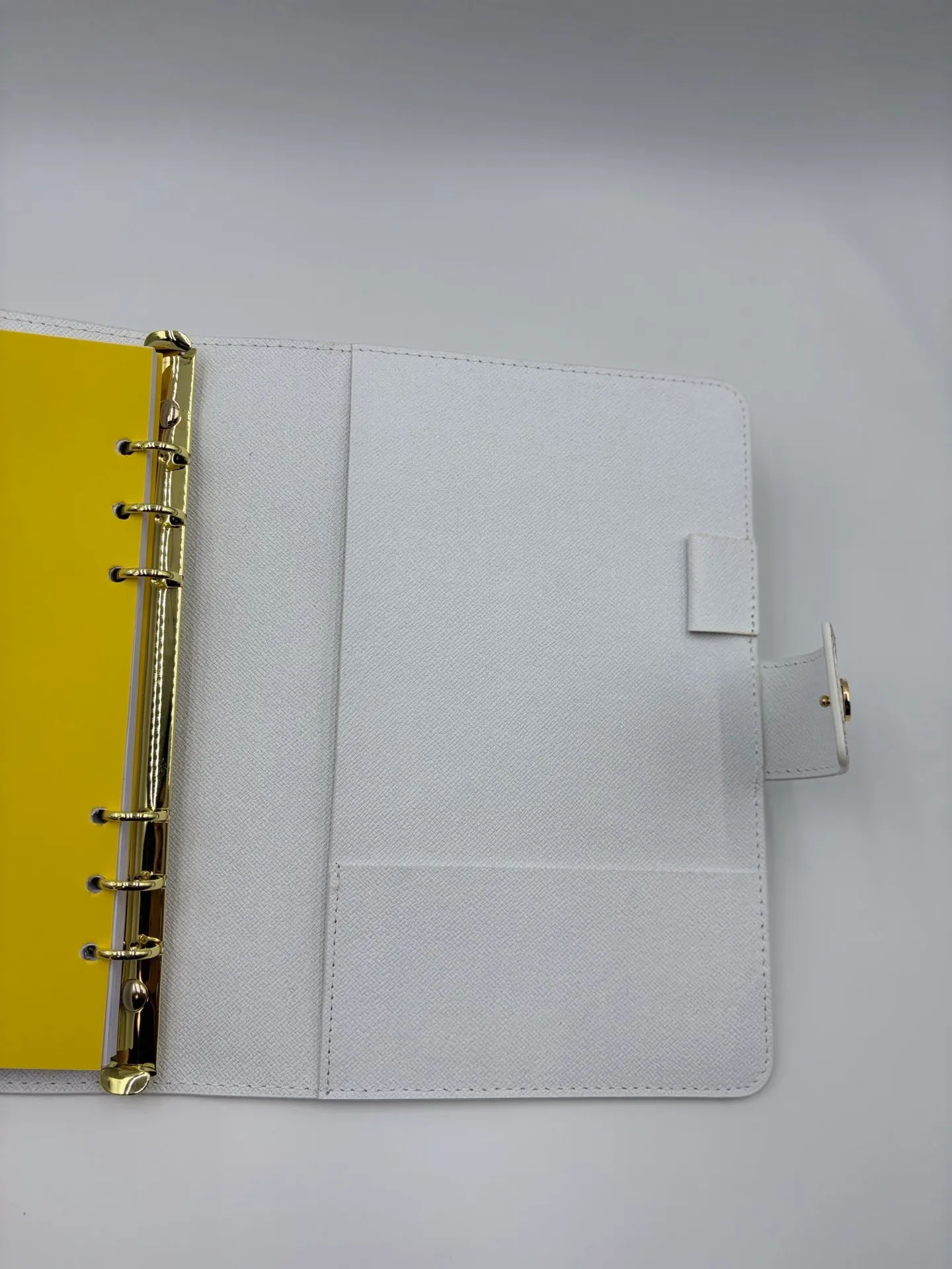 2026 hot model shipped, model M20002❤️This small notepad cover is made of Monogram canvas, can hold three credit cards, and can also be used as an address book, notebook or calendar. 18 x 23 cm (Length x Height) - Epi leather embossed with delicate LV initials and interlaced textured leather lining - Button closure - Six-ring binder with three rings in a set, six credit card slots and two internal compartments - Notepad insert available separately 👉