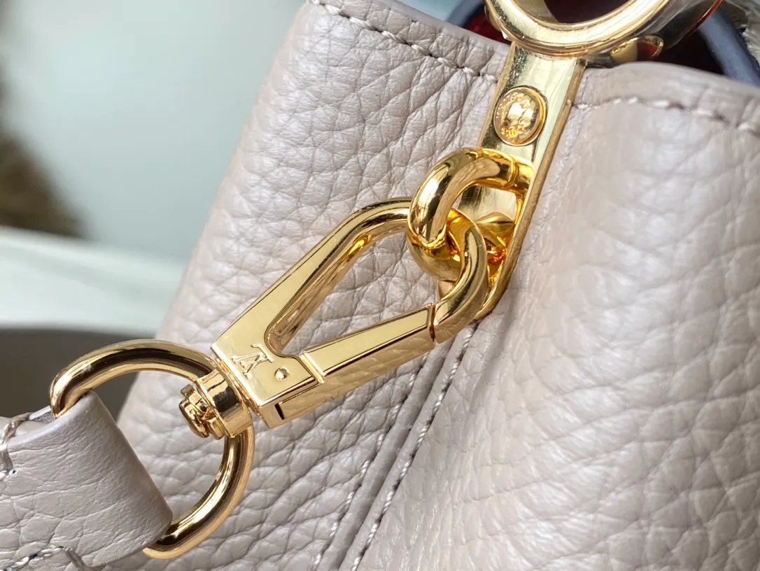 💰2260 (Special Grade Original Leather) N80931 Elephant Gray Red Interior Mini This Capucines mini handbag is made of dark-dyed Taurillon leather, with gorgeous python leather embellishments on the handles and flap. Whether carried by hand or worn on the shoulder with the wide shoulder strap, you can create an eye-catching style in any occasion. Dimensions: 21 x 14 x 8 cm