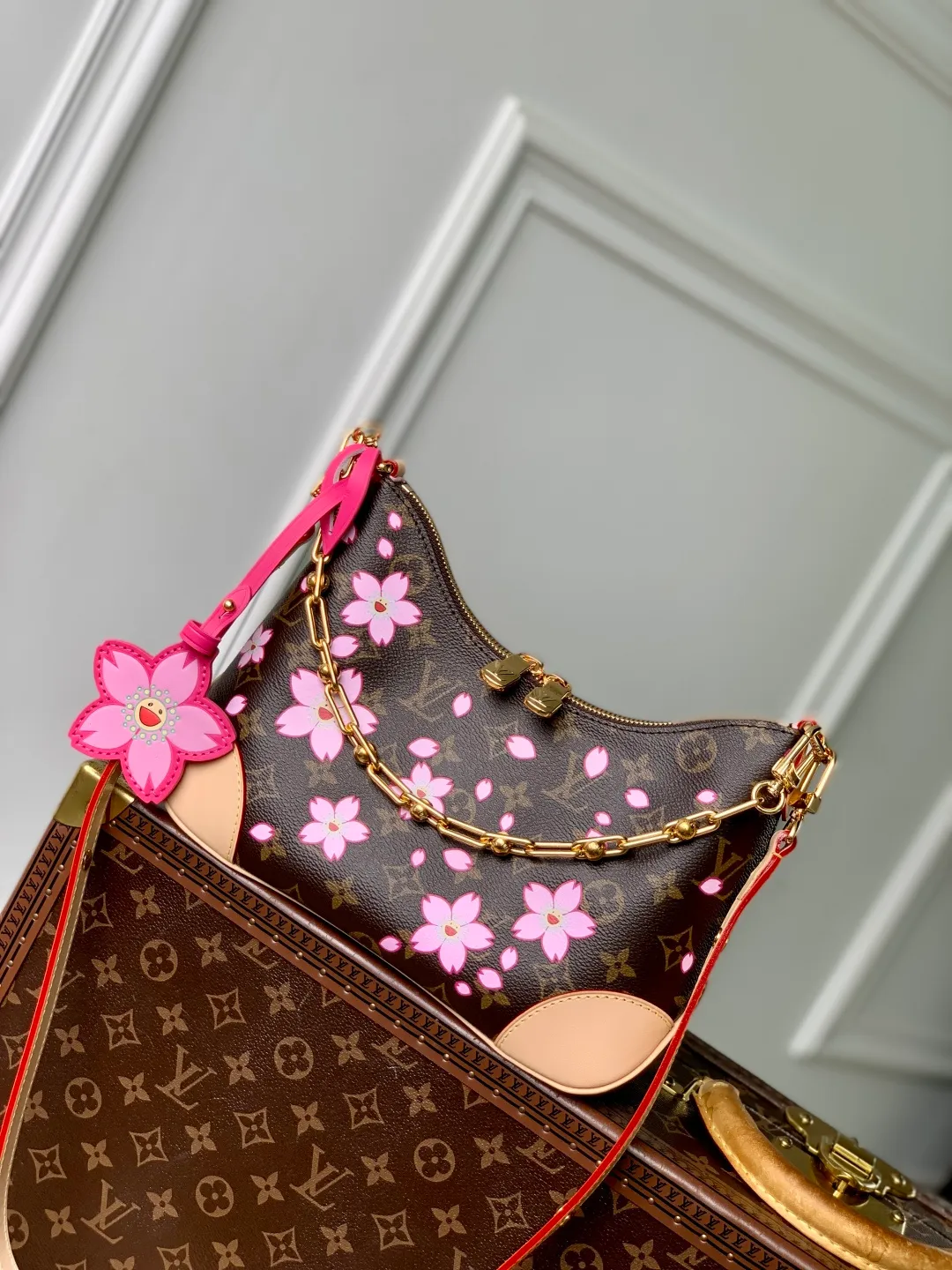 💰1020 Top original order M13265, this Boulogne handbag is from the Louis Vuitton x Murakami replica series, using Monogram coated canvas to highlight the vibrant Cherry Blossom pattern. Classic leather shapes the detachable studded shoulder strap and corners, while dazzling metal hardware adds sophistication. 16 x 9.5 x 29 cm (height x width x length)