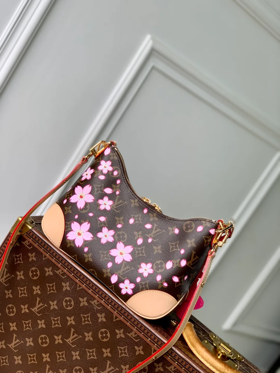 💰1020 Top original order M13265, this Boulogne handbag is from the Louis Vuitton x Murakami replica series, using Monogram coated canvas to highlight the vibrant Cherry Blossom pattern. Classic leather shapes the detachable studded shoulder strap and corners, while dazzling metal hardware adds sophistication. 16 x 9.5 x 29 cm (height x width x length)