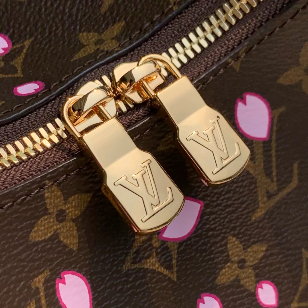 💰1020 Top original order M13265, this Boulogne handbag is from the Louis Vuitton x Murakami replica series, using Monogram coated canvas to highlight the vibrant Cherry Blossom pattern. Classic leather shapes the detachable studded shoulder strap and corners, while dazzling metal hardware adds sophistication. 16 x 9.5 x 29 cm (height x width x length)