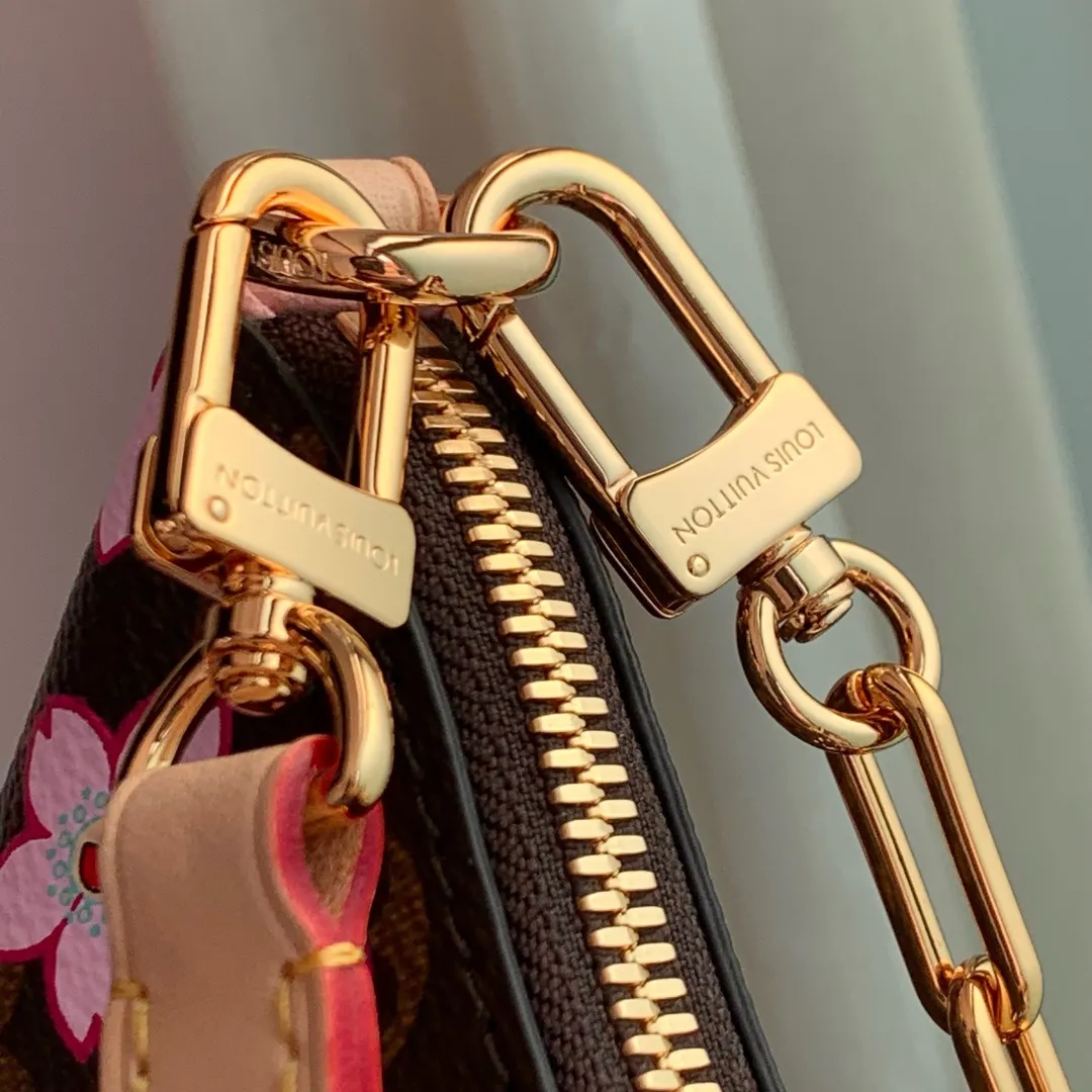 💰1020 Top original order M13265, this Boulogne handbag is from the Louis Vuitton x Murakami replica series, using Monogram coated canvas to highlight the vibrant Cherry Blossom pattern. Classic leather shapes the detachable studded shoulder strap and corners, while dazzling metal hardware adds sophistication. 16 x 9.5 x 29 cm (height x width x length)