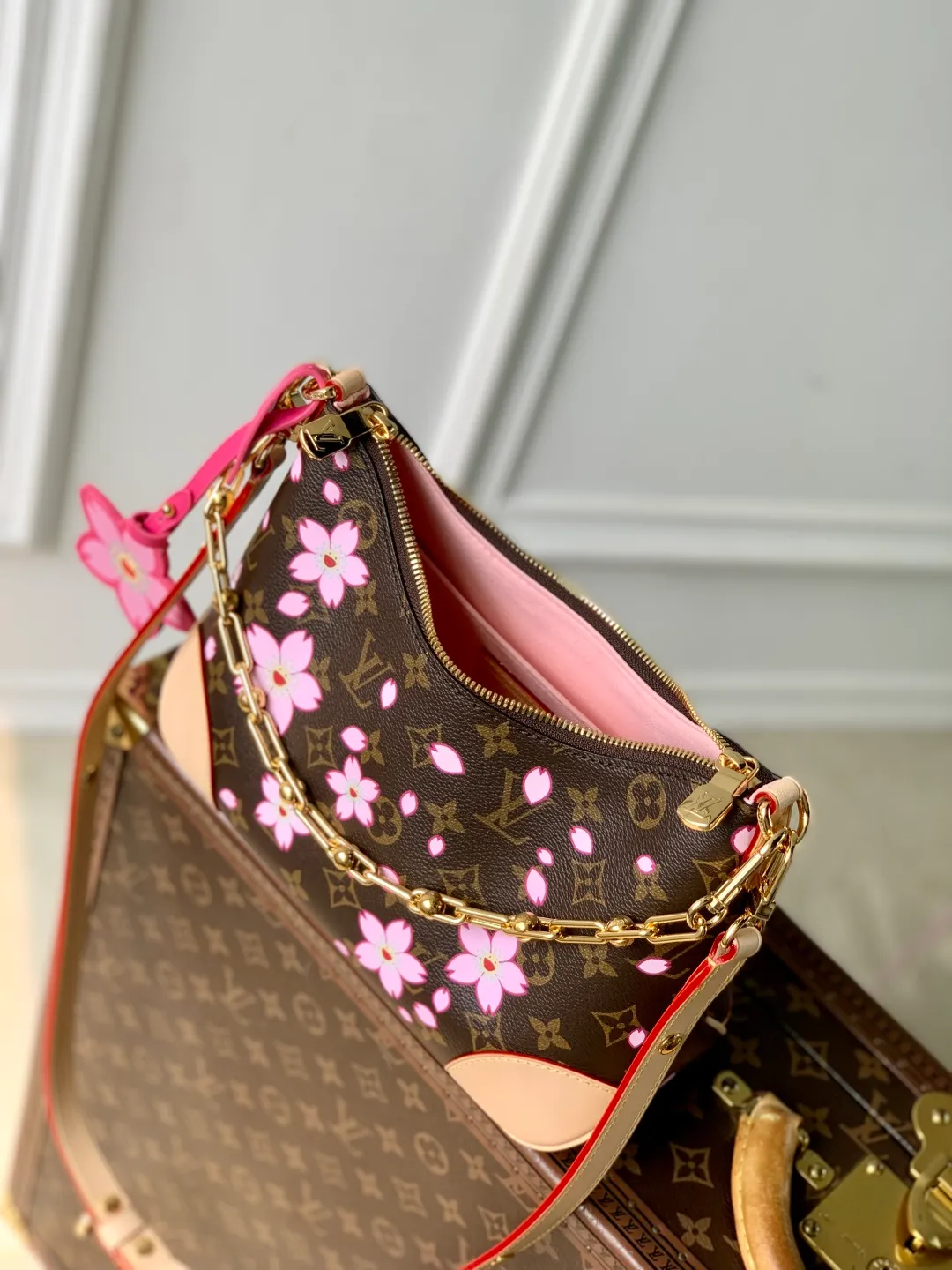 💰1020 Top original order M13265, this Boulogne handbag is from the Louis Vuitton x Murakami replica series, using Monogram coated canvas to highlight the vibrant Cherry Blossom pattern. Classic leather shapes the detachable studded shoulder strap and corners, while dazzling metal hardware adds sophistication. 16 x 9.5 x 29 cm (height x width x length)