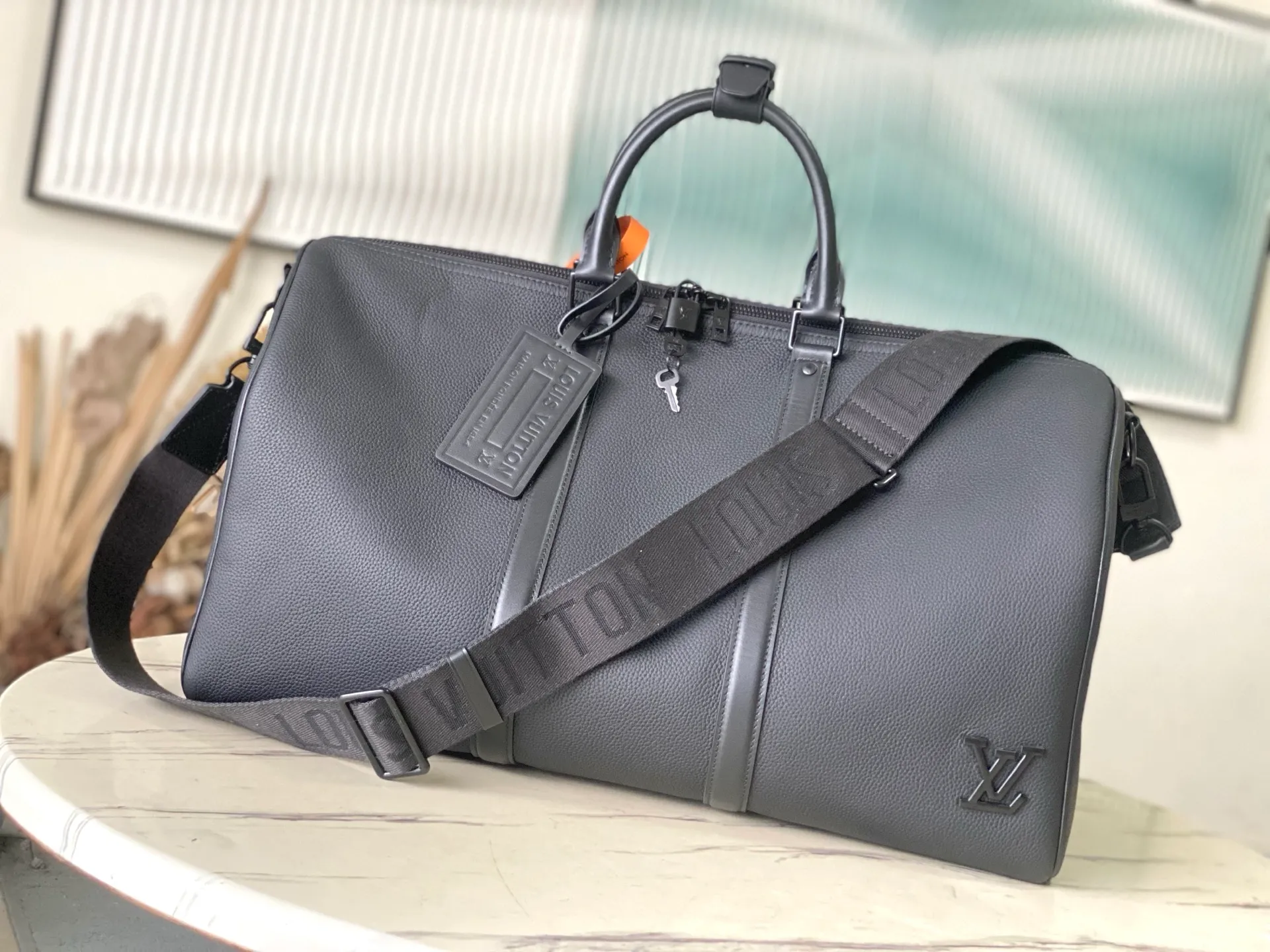 710 (top-grain leather) top original order M21420 This Keepall travel bag is made of LV Aerogram cow leather to create a classic configuration, witnessing Louis Vuitton's exquisite leather craftsmanship. The leather tag and jacquard shoulder strap reference the brand's travel heritage, and the carry-on size is perfect for weekend getaways. Dimensions: 29 x 23 x 50 cm