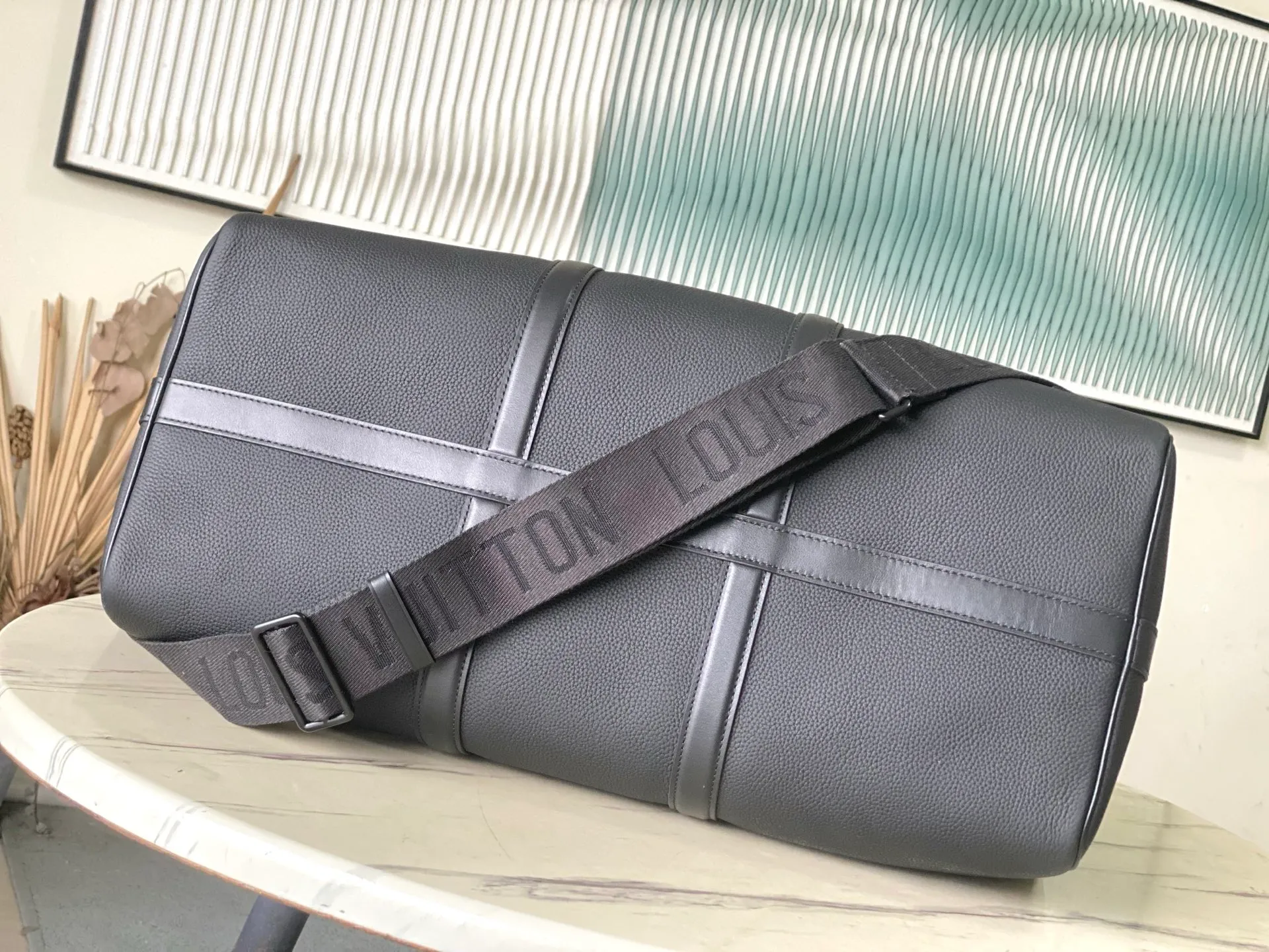 710 (top-grain leather) top original order M21420 This Keepall travel bag is made of LV Aerogram cow leather to create a classic configuration, witnessing Louis Vuitton's exquisite leather craftsmanship. The leather tag and jacquard shoulder strap reference the brand's travel heritage, and the carry-on size is perfect for weekend getaways. Dimensions: 29 x 23 x 50 cm