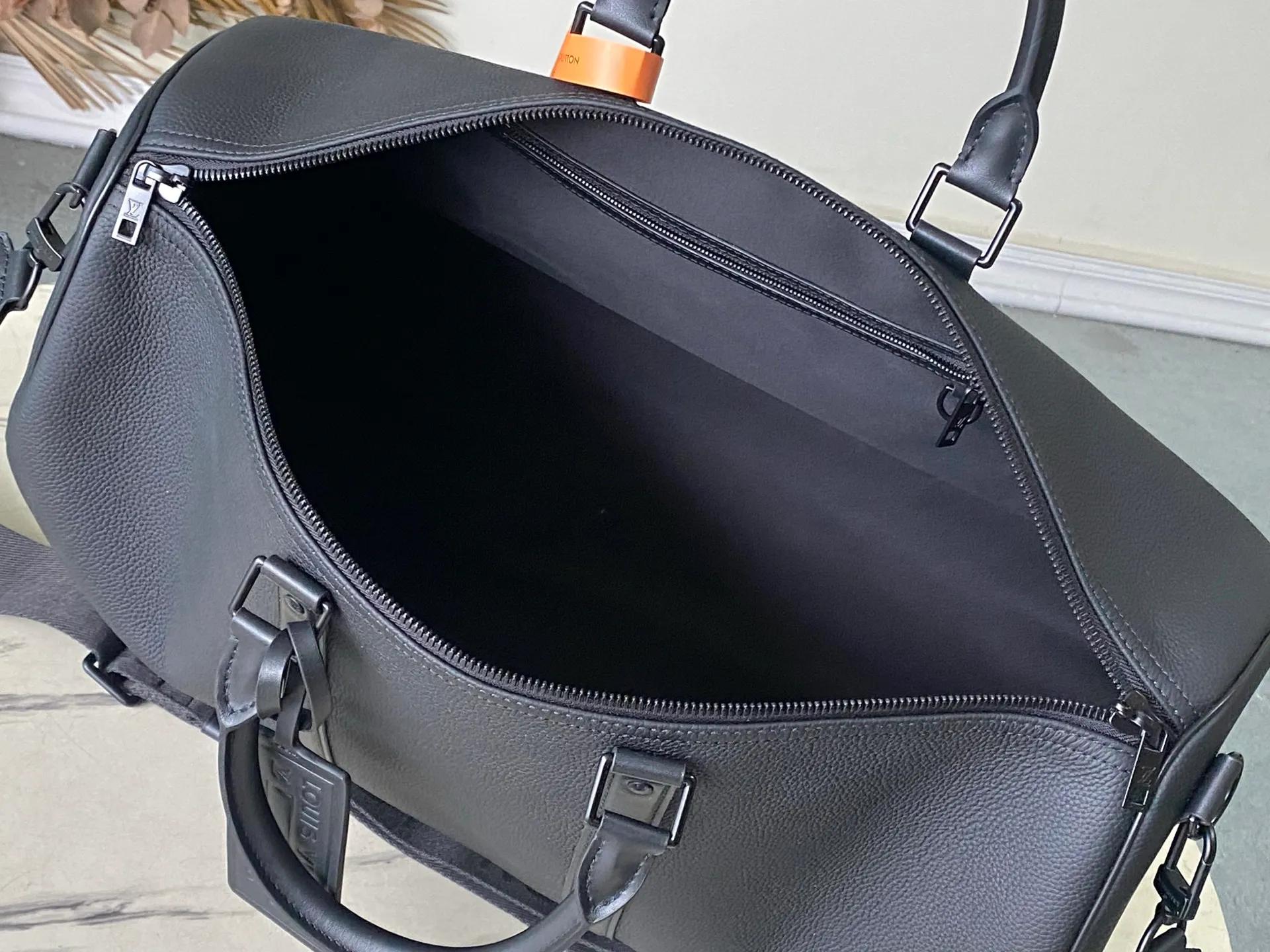 710 (top-grain leather) top original order M21420 This Keepall travel bag is made of LV Aerogram cow leather to create a classic configuration, witnessing Louis Vuitton's exquisite leather craftsmanship. The leather tag and jacquard shoulder strap reference the brand's travel heritage, and the carry-on size is perfect for weekend getaways. Dimensions: 29 x 23 x 50 cm