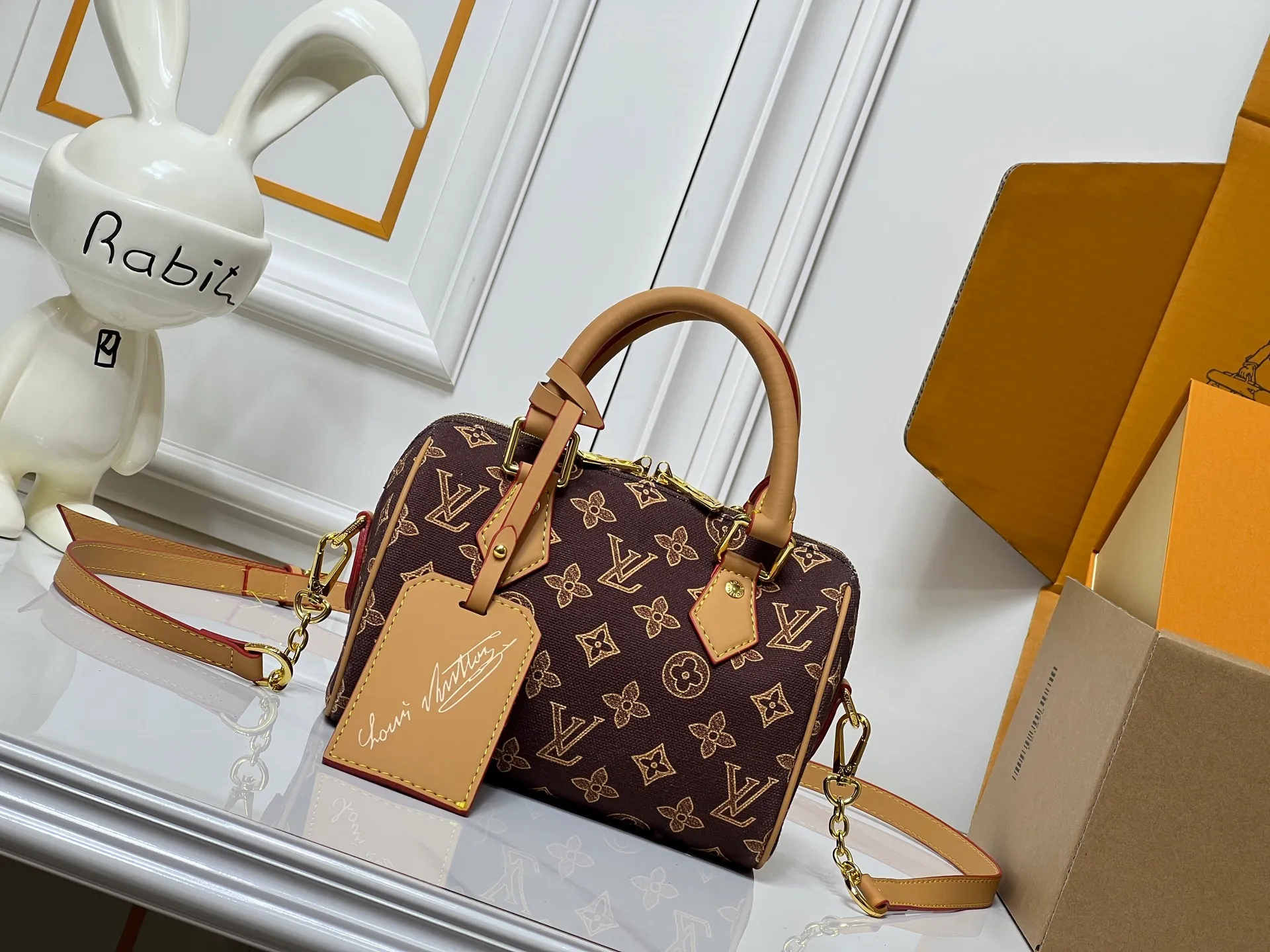 Batch 240💰[ALMA BB handbag] M27530-M27951-M28102-M46234-M27526-28272-M27525 This Alma BB handbag comes from the Travels With Grace Coddington series launched by Louis Vuitton and Grace Coddington, focusing on the fun Meowgram pattern. The canvas body is trimmed with calfskin and the fabric shoulder strap reads "Louis Vuitton" in Coddington's script. The exquisite padlocks and key cases once again prove the brand's exquisite craftsmanship.  Dimensions: 20.5×13.5×12cm (height x width x length)