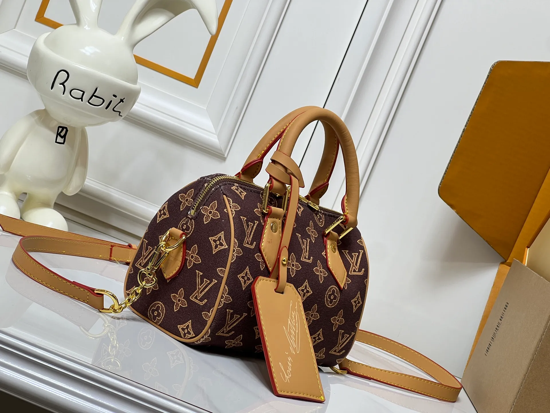 Batch 240💰[ALMA BB handbag] M27530-M27951-M28102-M46234-M27526-28272-M27525 This Alma BB handbag comes from the Travels With Grace Coddington series launched by Louis Vuitton and Grace Coddington, focusing on the fun Meowgram pattern. The canvas body is trimmed with calfskin and the fabric shoulder strap reads "Louis Vuitton" in Coddington's script. The exquisite padlocks and key cases once again prove the brand's exquisite craftsmanship.  Dimensions: 20.5×13.5×12cm (height x width x length)