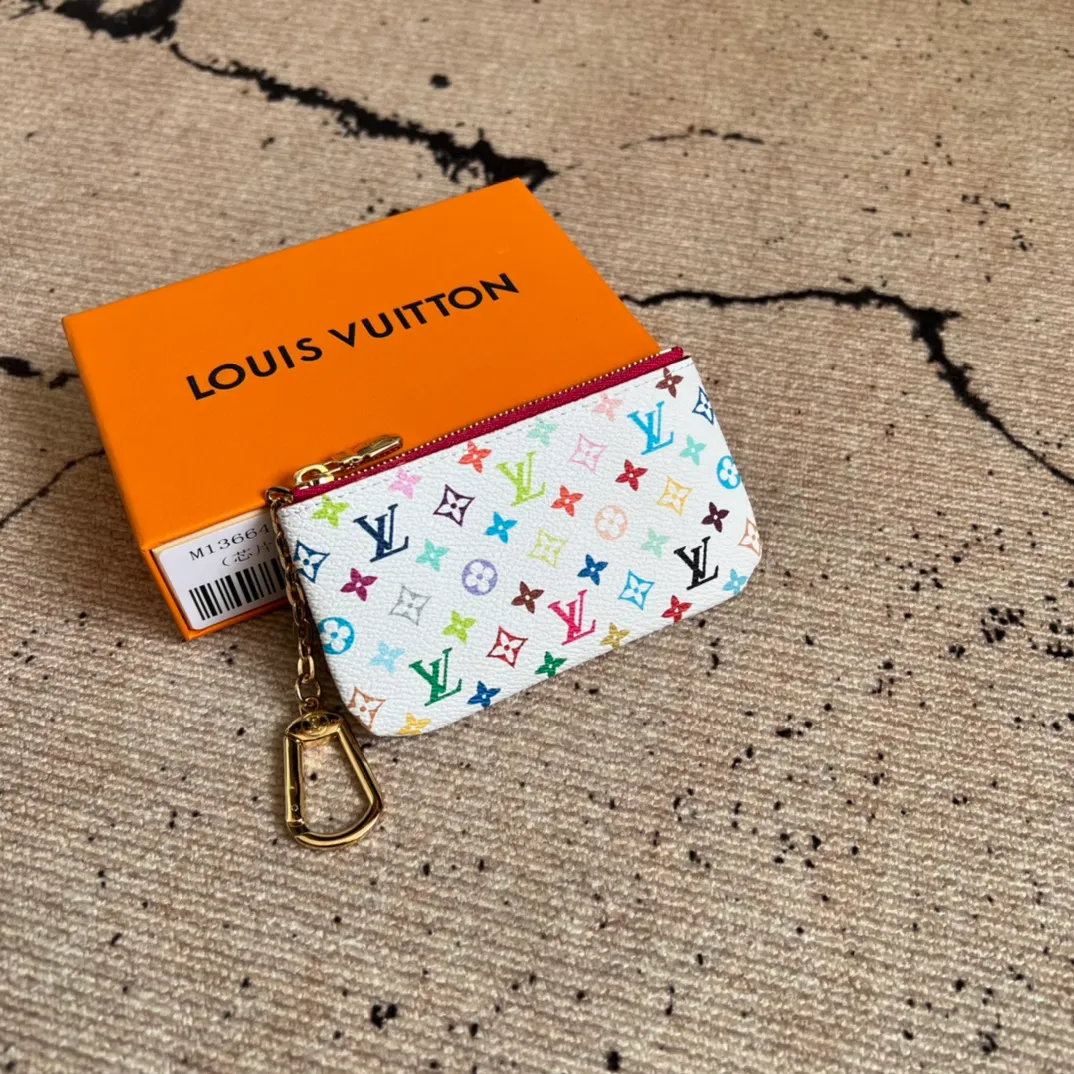 Factory price 280 Top-quality original order M13664 white color This replica Louis Vuitton x Murakami series key coin purse is colorful and made of coated canvas. The vibrant iconic Monogram pattern reinterprets the brand logo with the theme of Japanese artist Takashi Murakami in rainbow tones. The key coin purse has a silver zipper and is equipped with a chain strap and hook buckle to store keys securely. 12 x 7 x 1.5 cm (length x height x width)