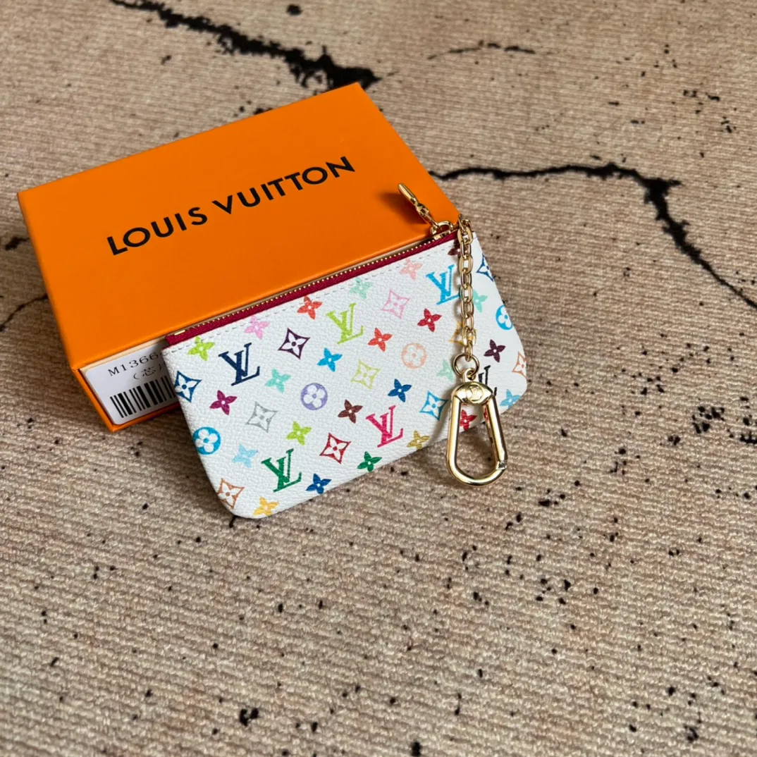 Factory price 280 Top-quality original order M13664 white color This replica Louis Vuitton x Murakami series key coin purse is colorful and made of coated canvas. The vibrant iconic Monogram pattern reinterprets the brand logo with the theme of Japanese artist Takashi Murakami in rainbow tones. The key coin purse has a silver zipper and is equipped with a chain strap and hook buckle to store keys securely. 12 x 7 x 1.5 cm (length x height x width)