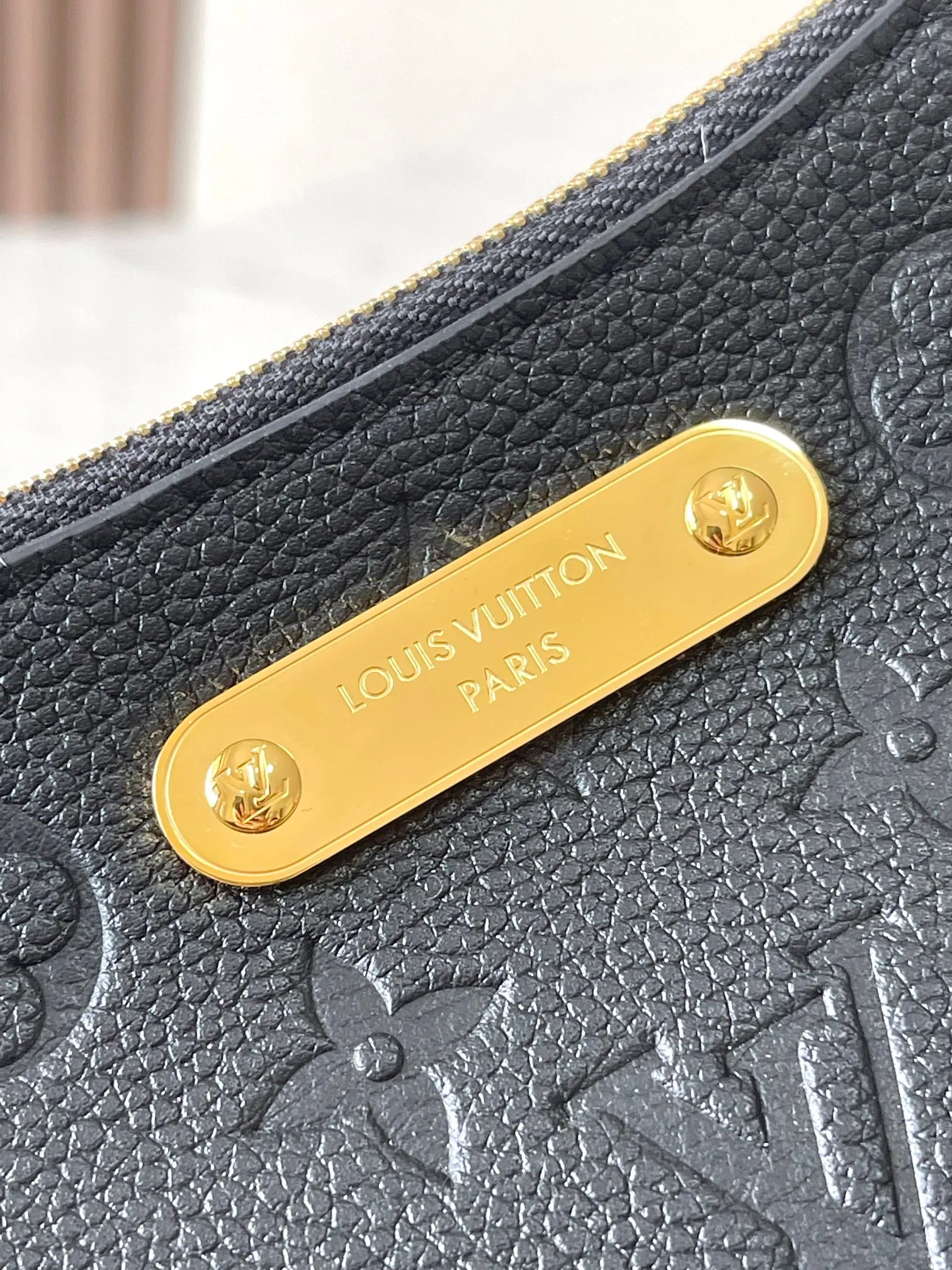 p2000 [Special grade MB original leather] Liv pochette handbag The cowhide embossed Liv pochette double is designed to fit snugly under the arm. Model: M83301 black dynamic chip Material: A-grade all-steel hardware, imported original fabric Packaging: full set of original factory duty-free MB packaging Size: 24.5*13.5*6.5
