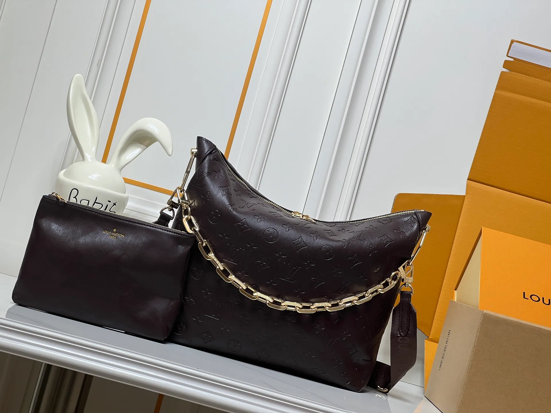Batch 260💰Upgraded original M12068 M12071 M12072 This new Coussin series of hobo bags combines fashion and functionality, and combines the series’ iconic design elements. The bag is made of smooth cotton-paved leather and is embossed with the brand's Monogram pattern. The signature thick chain strap is accented with gold-tone hardware, while the wide detachable textile shoulder strap allows you to carry it in different ways. This versatile style is large enough to hold a laptop and features a removable zip pocket. Dimensions: 38x33x10 cm