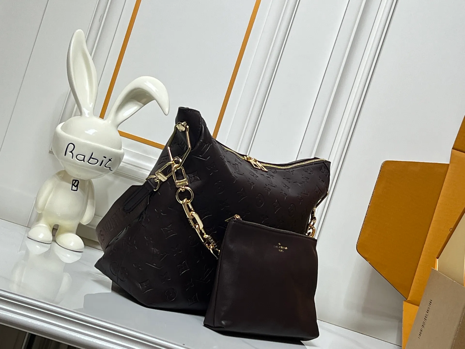 Batch 260💰Upgraded original M12068 M12071 M12072 This new Coussin series of hobo bags combines fashion and functionality, and combines the series’ iconic design elements. The bag is made of smooth cotton-paved leather and is embossed with the brand's Monogram pattern. The signature thick chain strap is accented with gold-tone hardware, while the wide detachable textile shoulder strap allows you to carry it in different ways. This versatile style is large enough to hold a laptop and features a removable zip pocket. Dimensions: 38x33x10 cm
