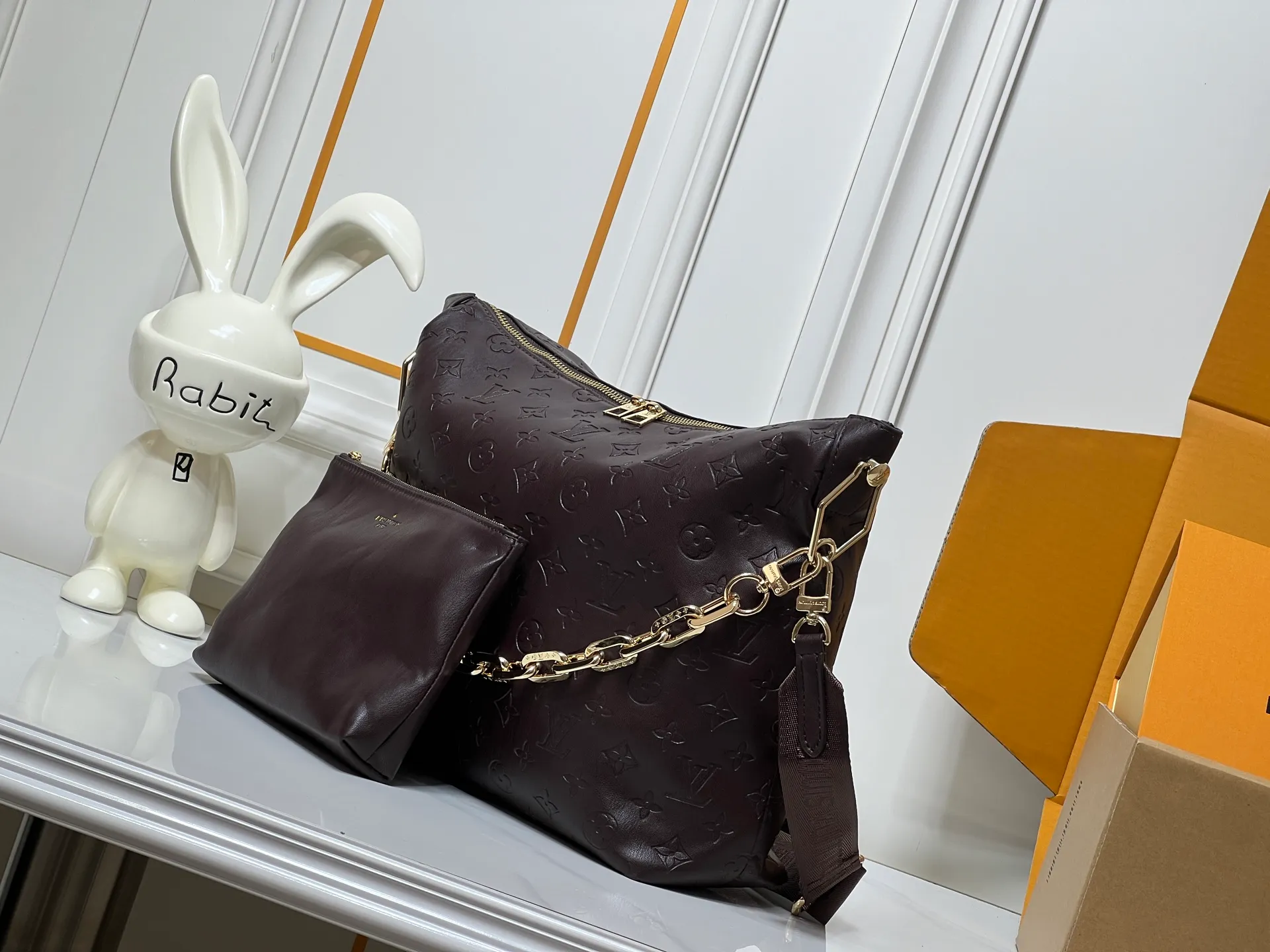 Batch 260💰Upgraded original M12068 M12071 M12072 This new Coussin series of hobo bags combines fashion and functionality, and combines the series’ iconic design elements. The bag is made of smooth cotton-paved leather and is embossed with the brand's Monogram pattern. The signature thick chain strap is accented with gold-tone hardware, while the wide detachable textile shoulder strap allows you to carry it in different ways. This versatile style is large enough to hold a laptop and features a removable zip pocket. Dimensions: 38x33x10 cm