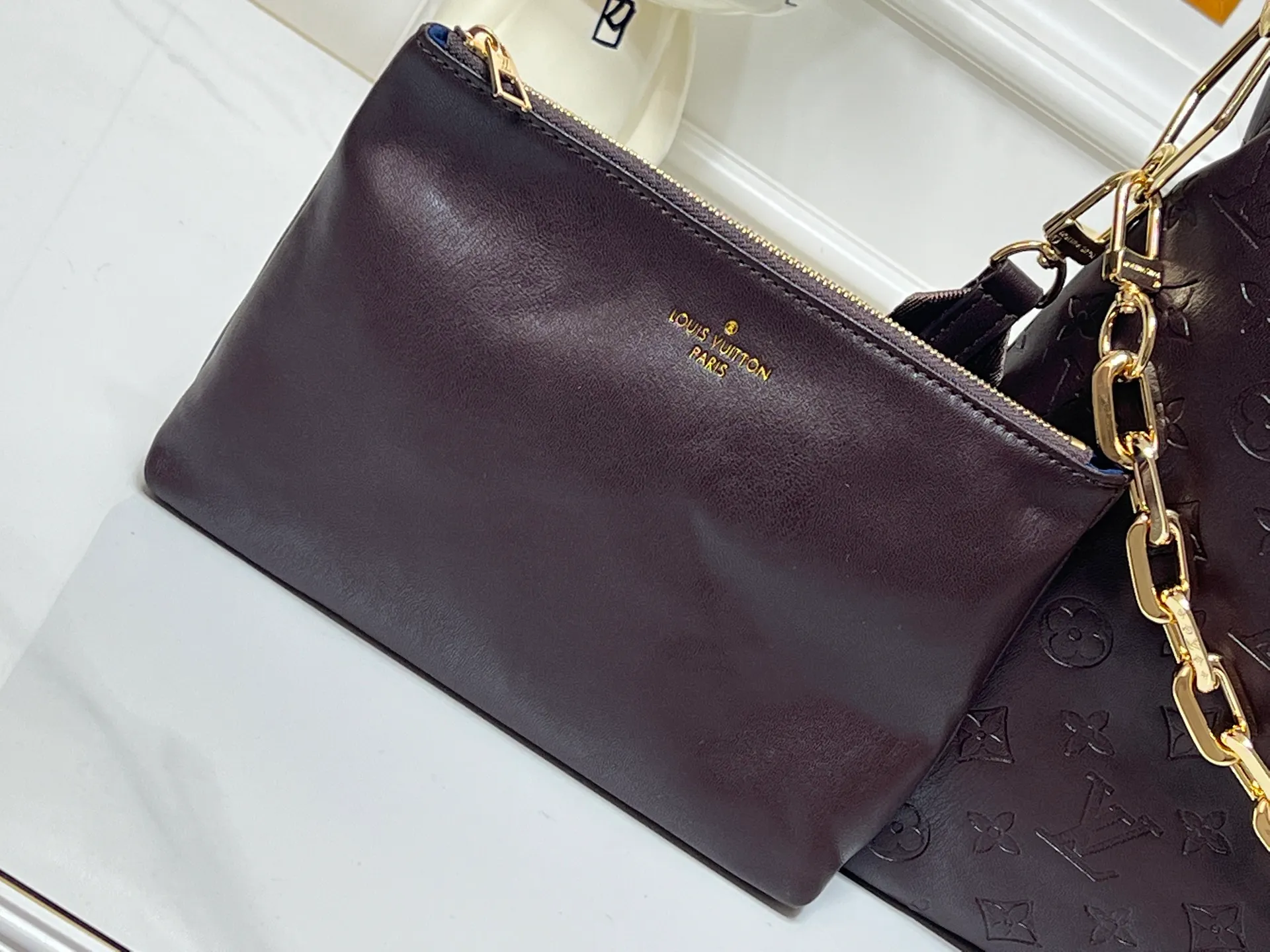 Batch 260💰Upgraded original M12068 M12071 M12072 This new Coussin series of hobo bags combines fashion and functionality, and combines the series’ iconic design elements. The bag is made of smooth cotton-paved leather and is embossed with the brand's Monogram pattern. The signature thick chain strap is accented with gold-tone hardware, while the wide detachable textile shoulder strap allows you to carry it in different ways. This versatile style is large enough to hold a laptop and features a removable zip pocket. Dimensions: 38x33x10 cm
