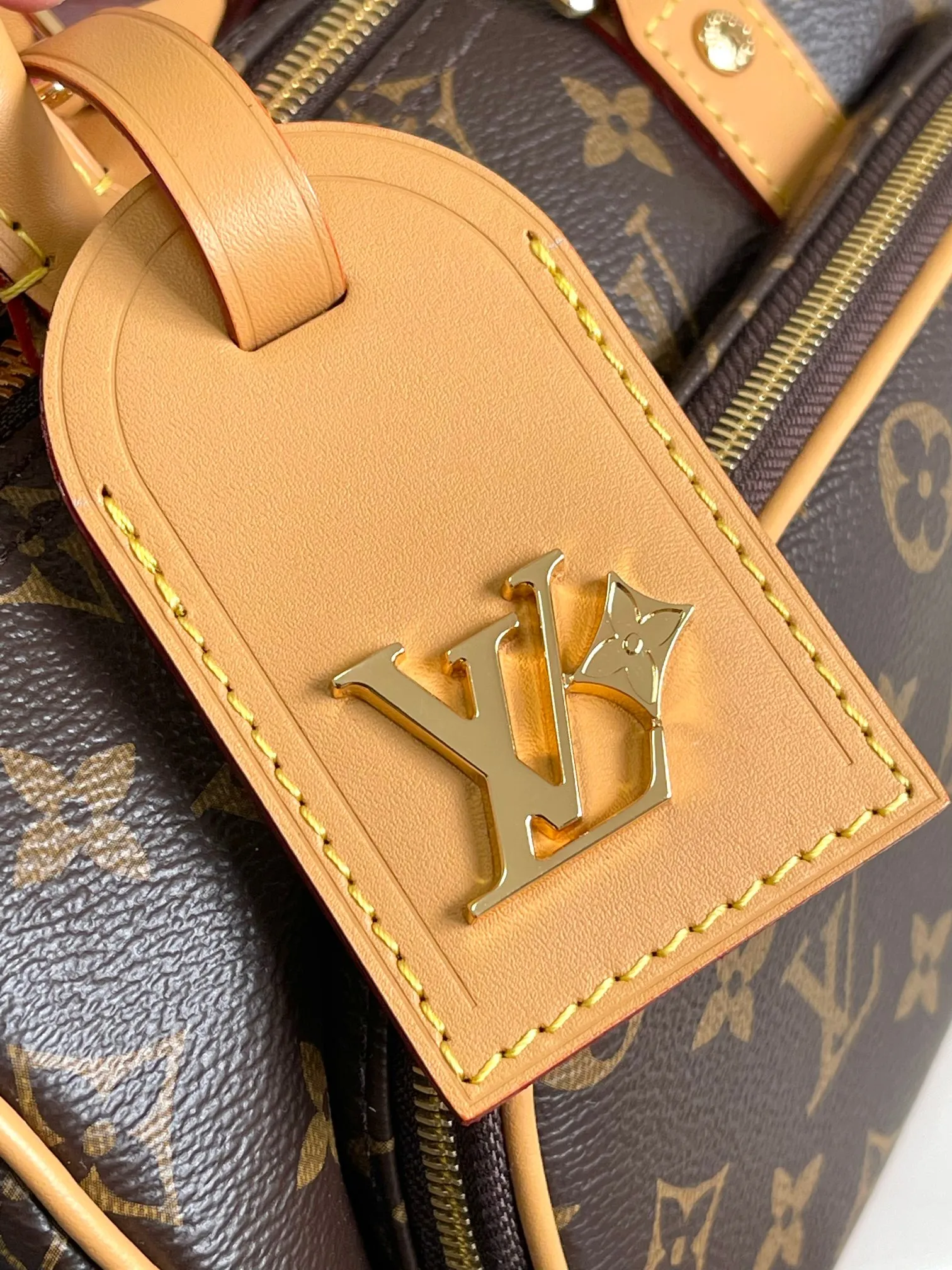 💰1060 Top-quality original single real home shot】Dynamic chip, top-grain leather, semi-steel hardware, 14028 presbyopia, 13988 black leather. This Keepall Bandoulière 25 handbag is made of grain leather with suede details and distressed metal parts. The Monogram canvas outer bag is opened with a cord zipper, making it easy to access and place your belongings. Removable and adjustable leather shoulder strap provides comfortable shoulder carrying experience. Length, height and width: 25x15x11cm