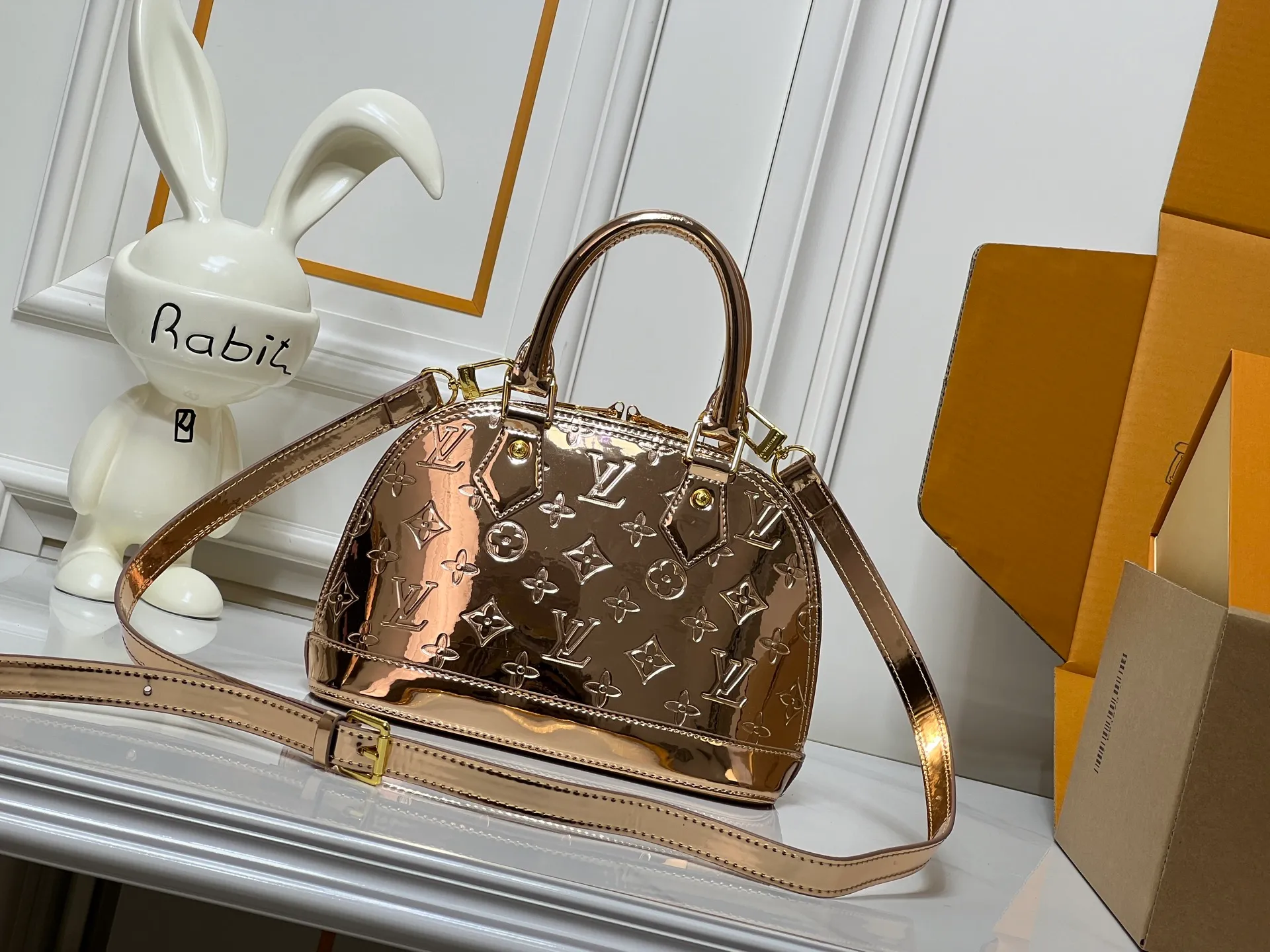 Batch 260💰M11835 M53151 M53152 The Alma medium handbag of the LVSki series draws inspiration from the Louis Vuitton archive hard box, rendering a new Monogram Miroir effect on the Monogram embossed coated canvas, highlighting the concept of retro futurism. Spacious interior patch pockets ensure organized storage. Size: 23.5x17.5x11.5cm