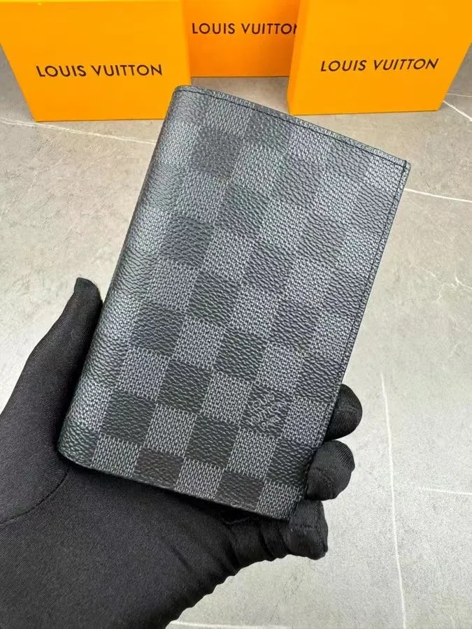 P100💰 M64502! The perfect companion for traveling in style. Lined with luxurious grained calfskin and featuring a multi-compartment interior, this is a classic travel accessory. The image of a giraffe carrying a gorgeous Louis Vuitton handbag and making a shopping spree transforms this elegant passport holder into the embodiment of cuteness. 10.0 x 14.0 x 2.5 cm (length x height x width).