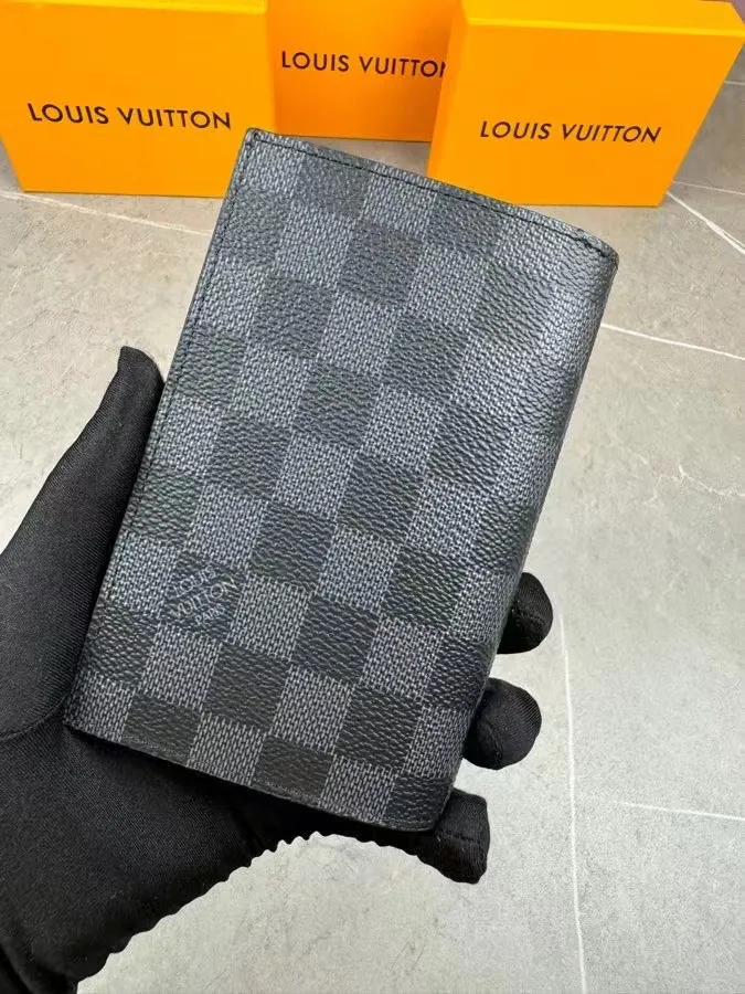 P100💰 M64502! The perfect companion for traveling in style. Lined with luxurious grained calfskin and featuring a multi-compartment interior, this is a classic travel accessory. The image of a giraffe carrying a gorgeous Louis Vuitton handbag and making a shopping spree transforms this elegant passport holder into the embodiment of cuteness. 10.0 x 14.0 x 2.5 cm (length x height x width).
