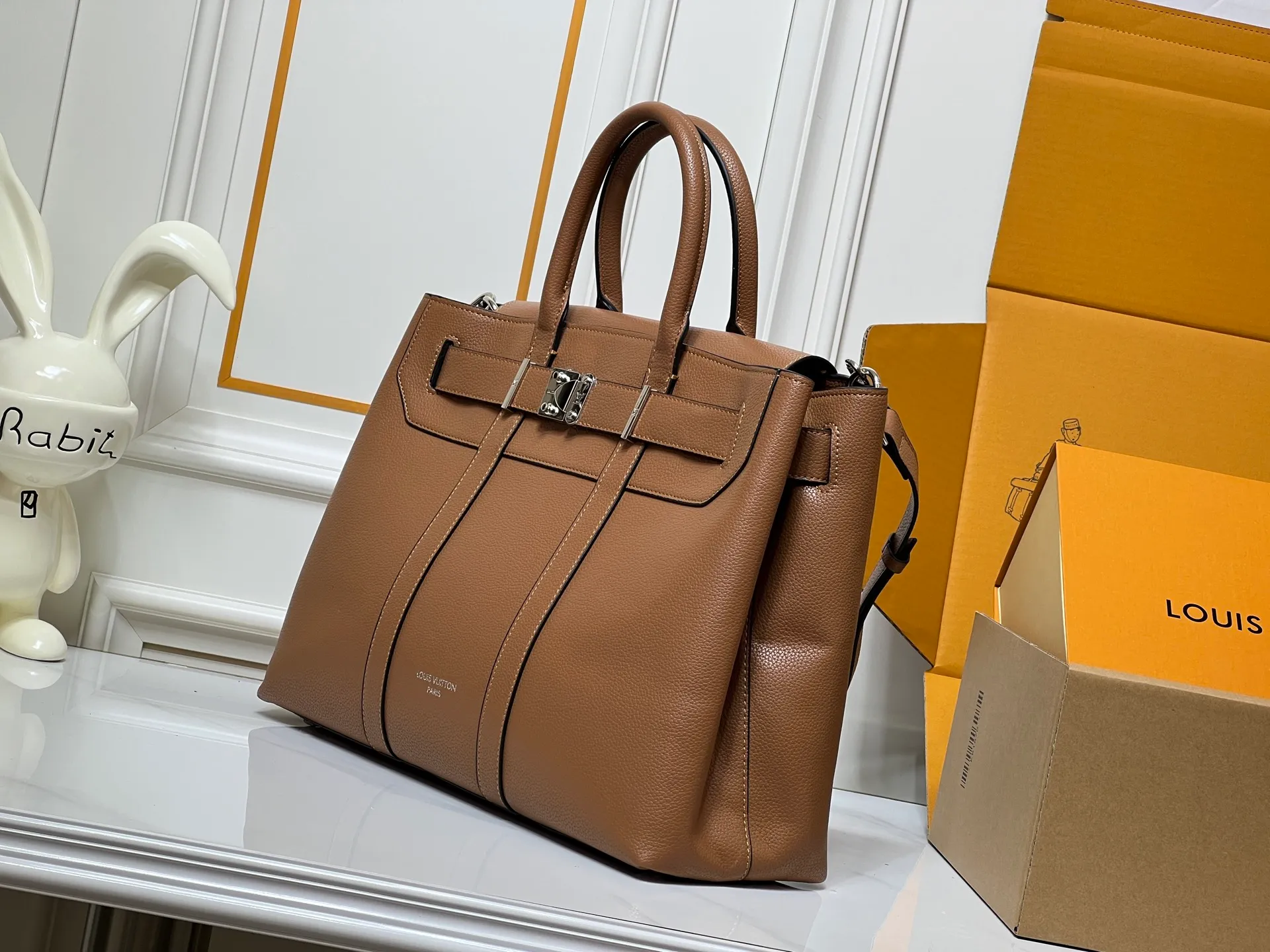 Batch 380💰Upgraded original M23153 M23154 M11663 This Georges Tote medium handbag is made of Cuir Millesime grained cow leather, with deep tones to enhance the elegance, and the S-lock lock, extended handle and unique silhouette highlight the avant-garde style. The cow leather is sourced from Domaine des Massifs, ensuring excellent quality and ethical farming principles. Dimensions: 41.0 x 29.0 x 14.0 cm (length x height x width)