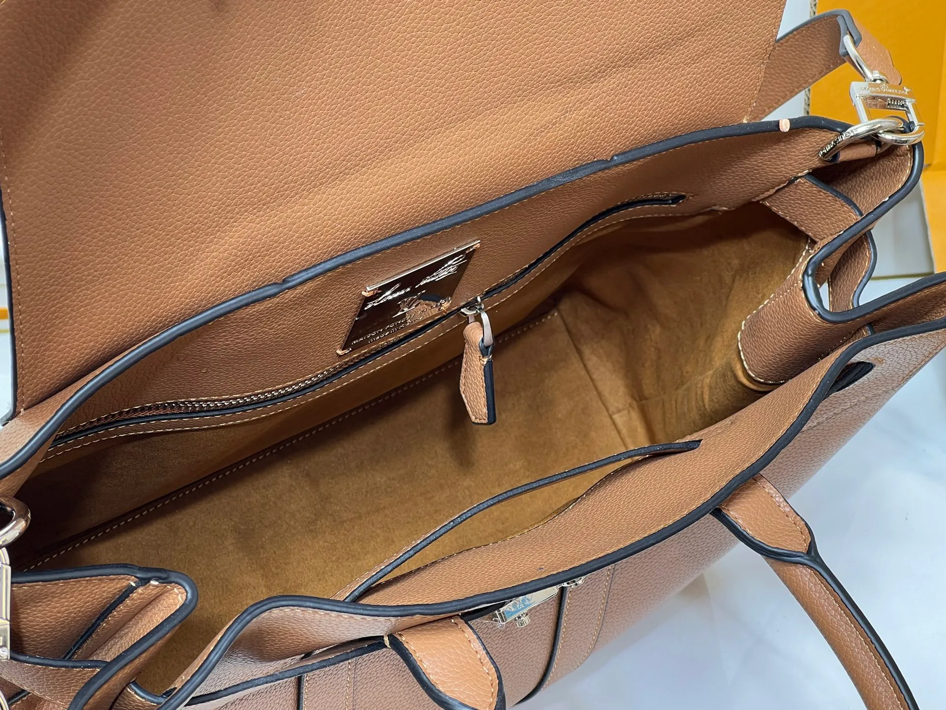 Batch 380💰Upgraded original M23153 M23154 M11663 This Georges Tote medium handbag is made of Cuir Millesime grained cow leather, with deep tones to enhance the elegance, and the S-lock lock, extended handle and unique silhouette highlight the avant-garde style. The cow leather is sourced from Domaine des Massifs, ensuring excellent quality and ethical farming principles. Dimensions: 41.0 x 29.0 x 14.0 cm (length x height x width)