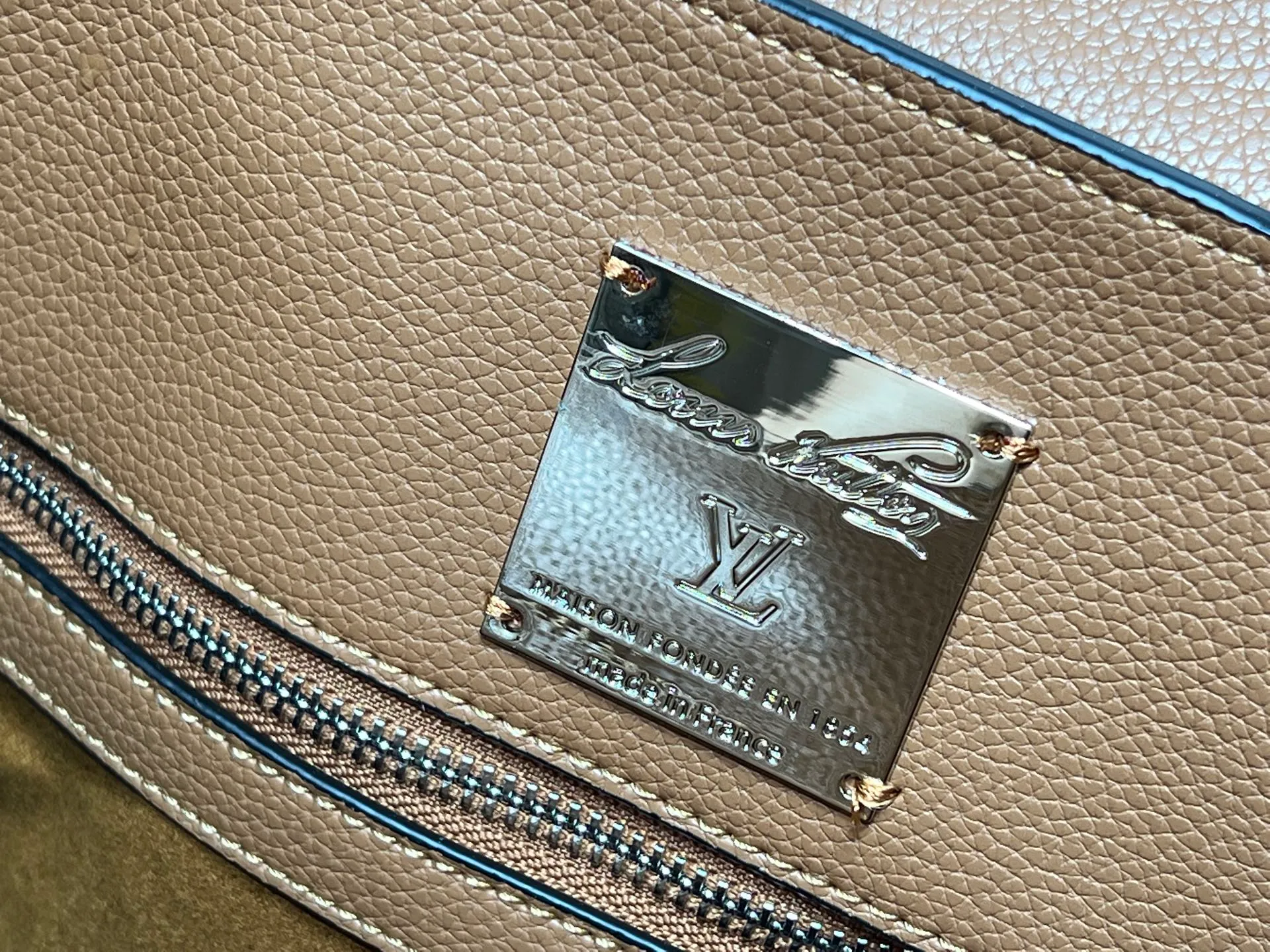 Batch 380💰Upgraded original M23153 M23154 M11663 This Georges Tote medium handbag is made of Cuir Millesime grained cow leather, with deep tones to enhance the elegance, and the S-lock lock, extended handle and unique silhouette highlight the avant-garde style. The cow leather is sourced from Domaine des Massifs, ensuring excellent quality and ethical farming principles. Dimensions: 41.0 x 29.0 x 14.0 cm (length x height x width)