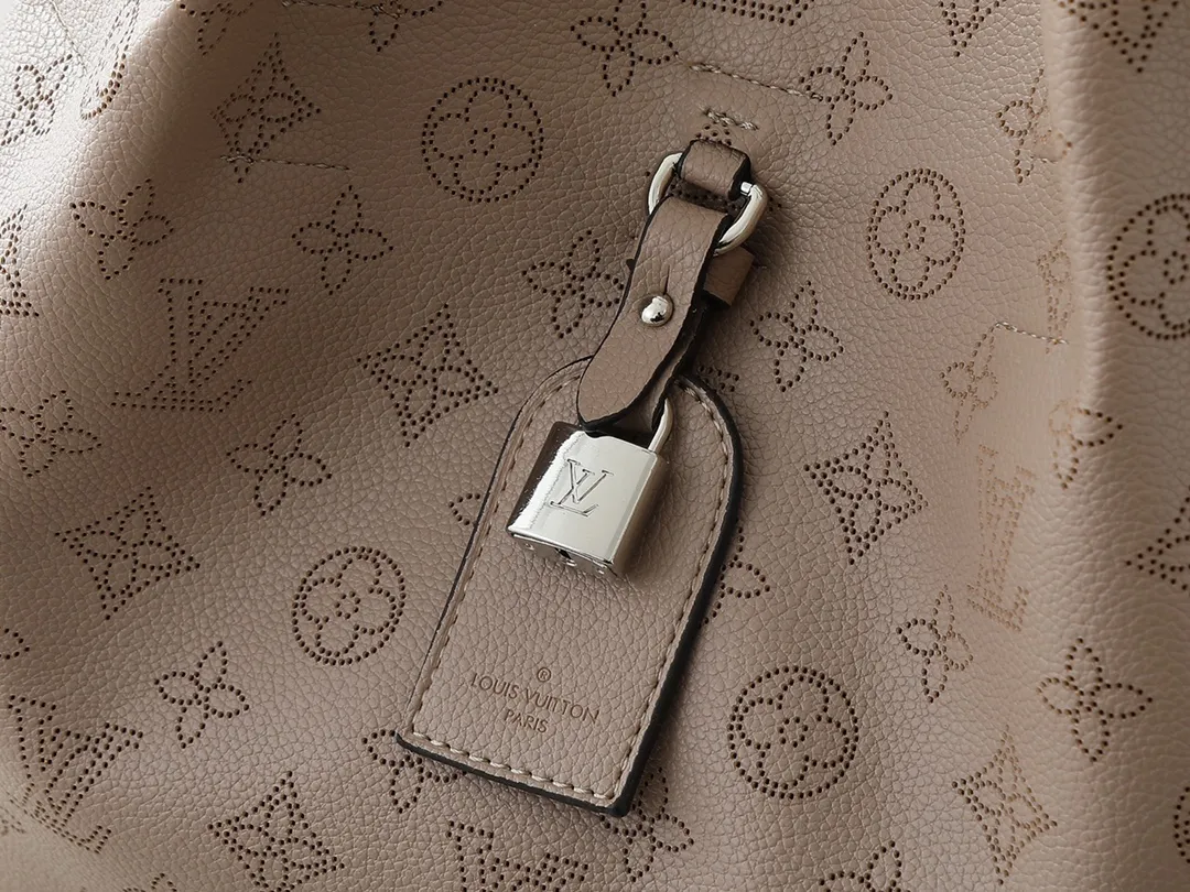 💰280💰Upgraded from the original M13180 Mahina series introduces the Boundless handbag - a multi-functional daily design. It's made from House's signature perforated Mahina leather and is roomy enough to store essential items, including a laptop and tablet. The shoulder bag features a removable zip pocket and is embellished with silver hardware for a sophisticated look. Dimensions: 16.9 x 13.2 x 6.7 inches (LxHxW)