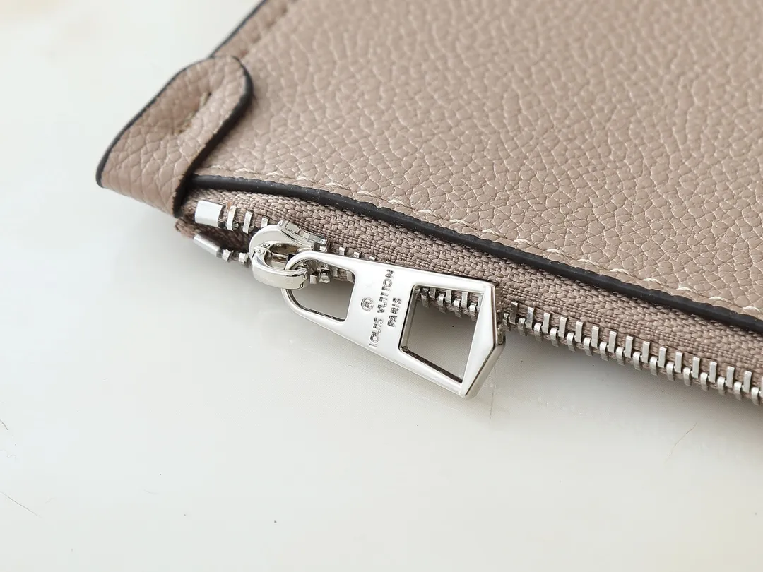 💰280💰Upgraded from the original M13180 Mahina series introduces the Boundless handbag - a multi-functional daily design. It's made from House's signature perforated Mahina leather and is roomy enough to store essential items, including a laptop and tablet. The shoulder bag features a removable zip pocket and is embellished with silver hardware for a sophisticated look. Dimensions: 16.9 x 13.2 x 6.7 inches (LxHxW)