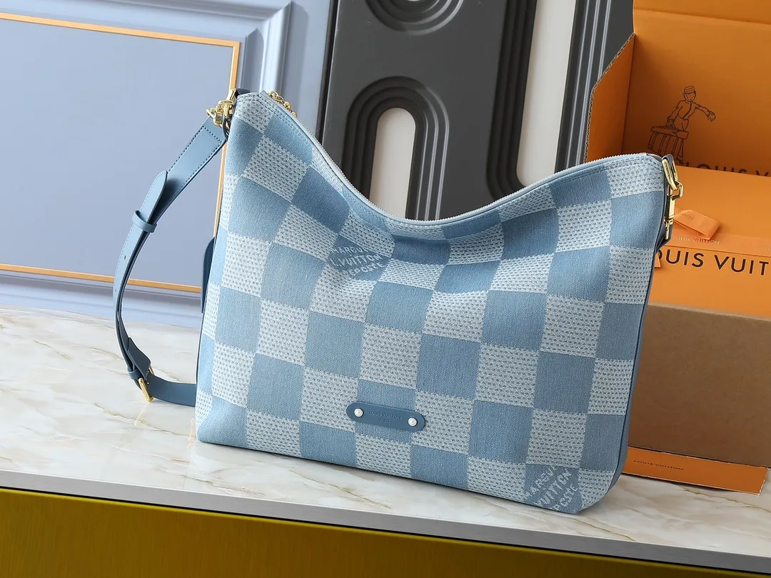 💰280💰Upgraded original N00202 M14018 This Vagabond Hobo handbag is made of Damier Denim 3D cotton canvas with cow leather trim and dazzling metal parts, and is embellished with a soft cotton lining with a gorgeous woven label. The Marque L.Vuitton Déposée logo and metallic beaded zip pullers showcase Pharrell Williams' signature design elements. Dimensions: 38.0 x 35.0 x 12.0 cm (length x height x width)
