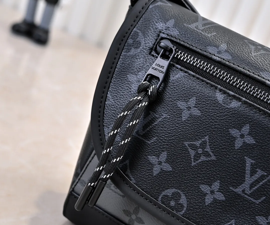 💰240💰Upgraded from the original M12681 M12806. This Pulse messenger bag is exquisitely constructed with Monogram Eclipse canvas, and is equipped with a cord zipper puller for the outer pocket on the flap. The magnetic closure makes it easy to access items, and the leather shoulder strap can be adjusted using the side loops, making it ideal for shoulder or cross-body wear. 26.6 x 17.0 x 11.0 cm (length x height x width)