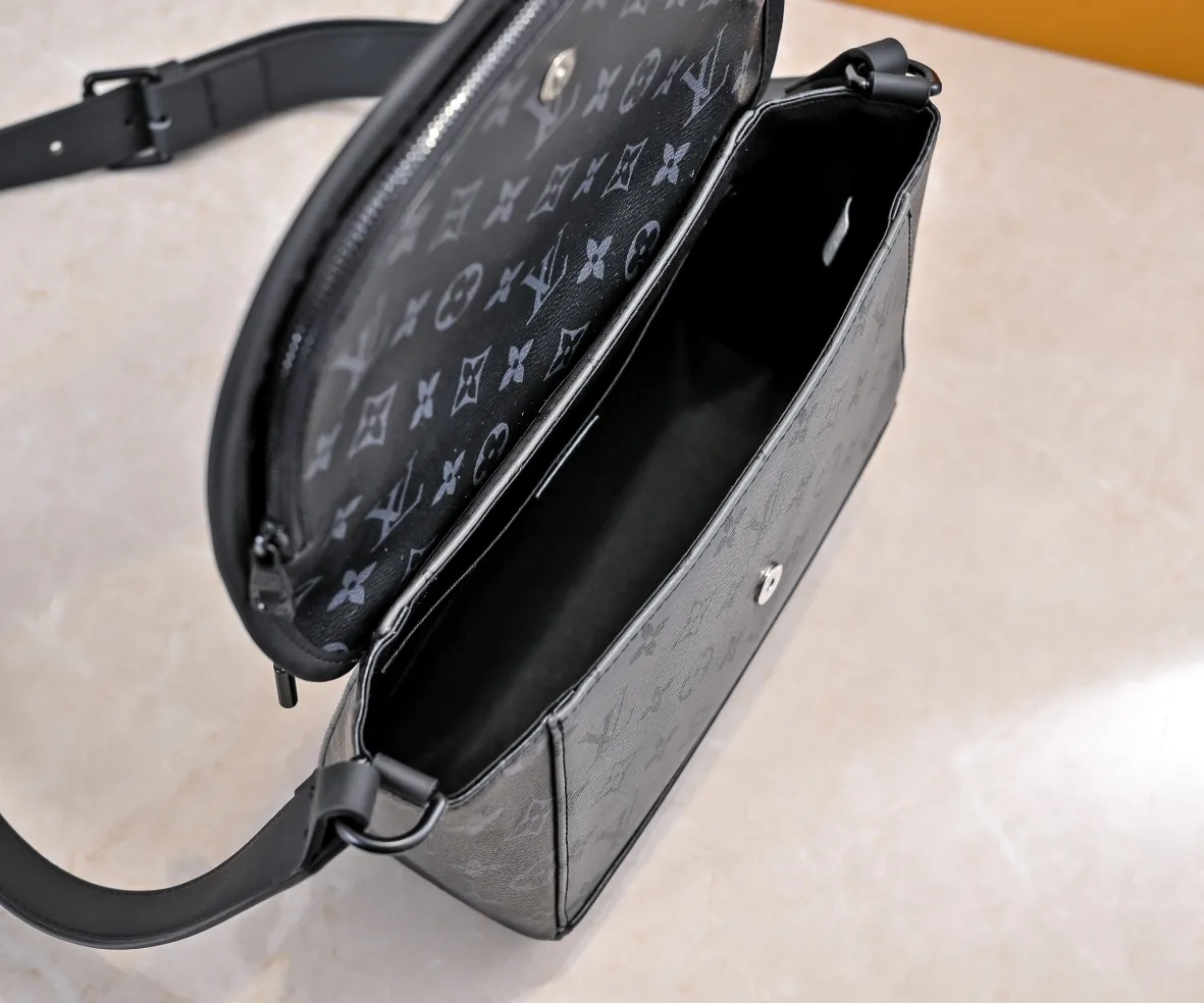 💰240💰Upgraded from the original M12681 M12806. This Pulse messenger bag is exquisitely constructed with Monogram Eclipse canvas, and is equipped with a cord zipper puller for the outer pocket on the flap. The magnetic closure makes it easy to access items, and the leather shoulder strap can be adjusted using the side loops, making it ideal for shoulder or cross-body wear. 26.6 x 17.0 x 11.0 cm (length x height x width)