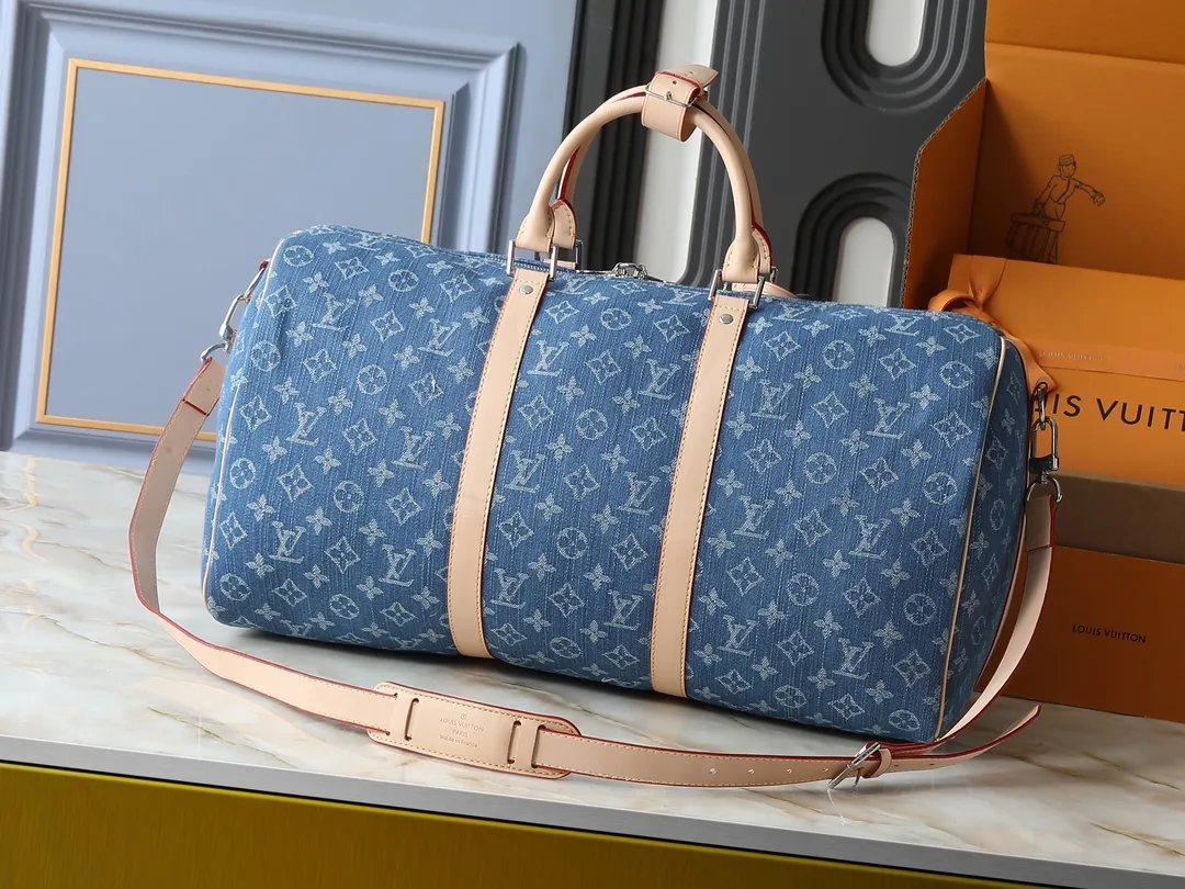 💰380💰Upgraded from the original M24315 M41416 This KEEPALL BANDOULIÈRE 50 travel bag This Keepall Bandoulière travel bag uses Monogram Denim fabric to deliver a dynamic and fashionable atmosphere. The Monogram pattern is laid out on certified canvas fabric dyed in denim tones, creating an eye-catching visual contrast with the cowhide leather trim. Paired with a padlock and detachable strap, it's a perfect choice for short trips. Dimensions: 50 x 29 x 22 cm