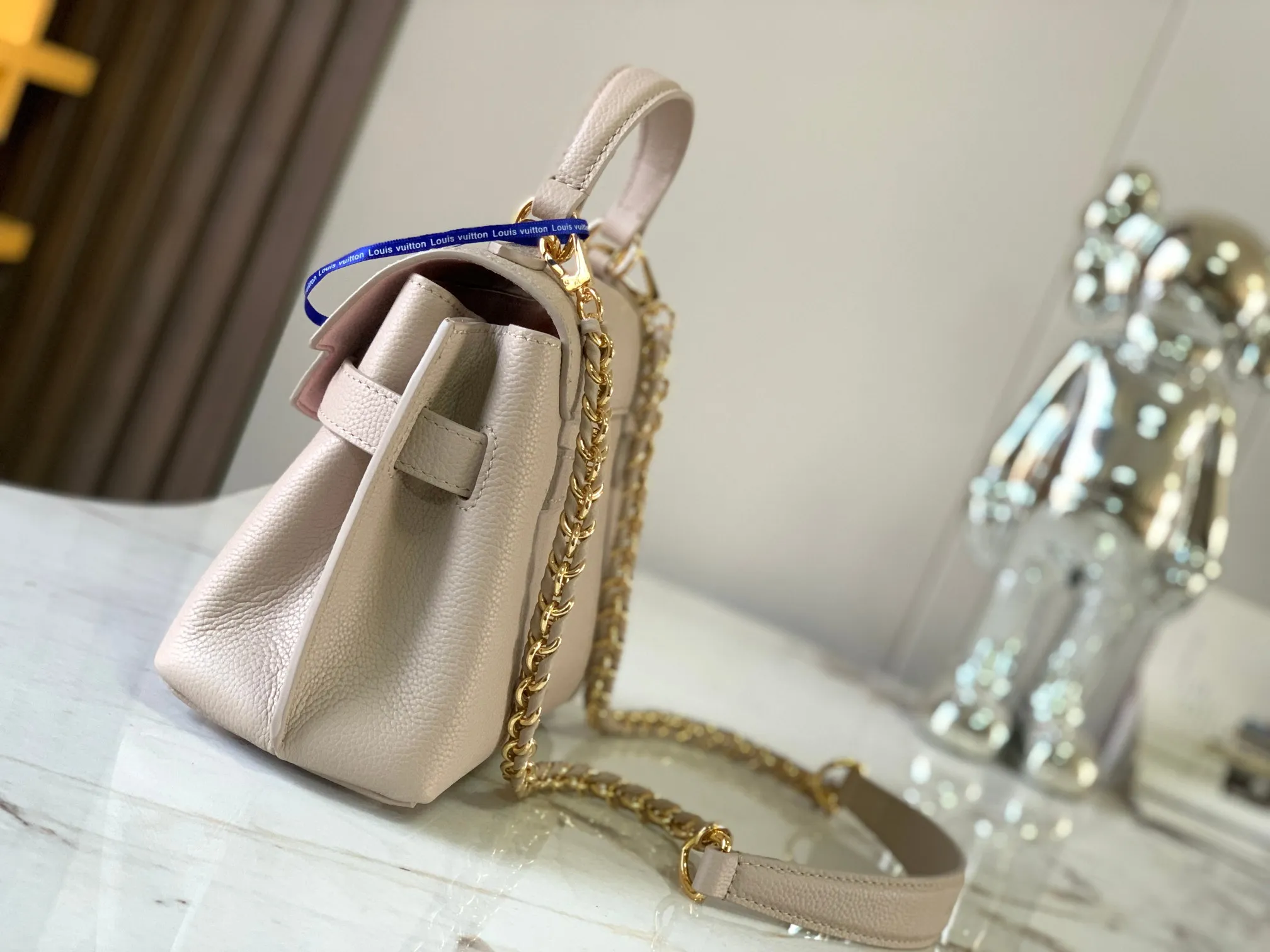 P1440【Original Leather💋M21052 Elephant Gray】This season, the small and exquisite Lockme Ever handbag is dyed in a fashionable new color of grained cow leather. Exquisite lines and the iconic LV padlock convey a trendy style. The elegant woven chain strap allows you to choose between cross-body or shoulder carry, and the top handle makes holding it more gentle. It is a perfect choice for carrying around day and night.   Detailed features 23 x 17x10 cm (length x height x width)